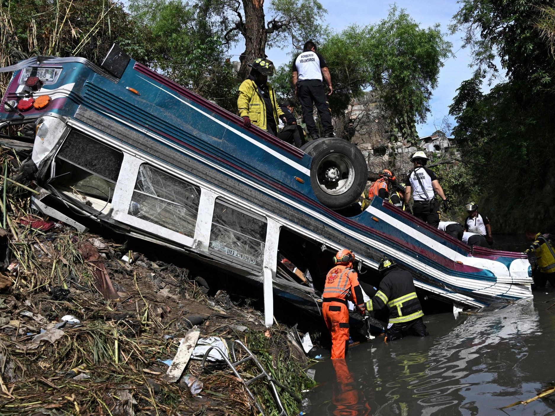 Der Bus stürzte von einer Brücke in eine Schlucht.