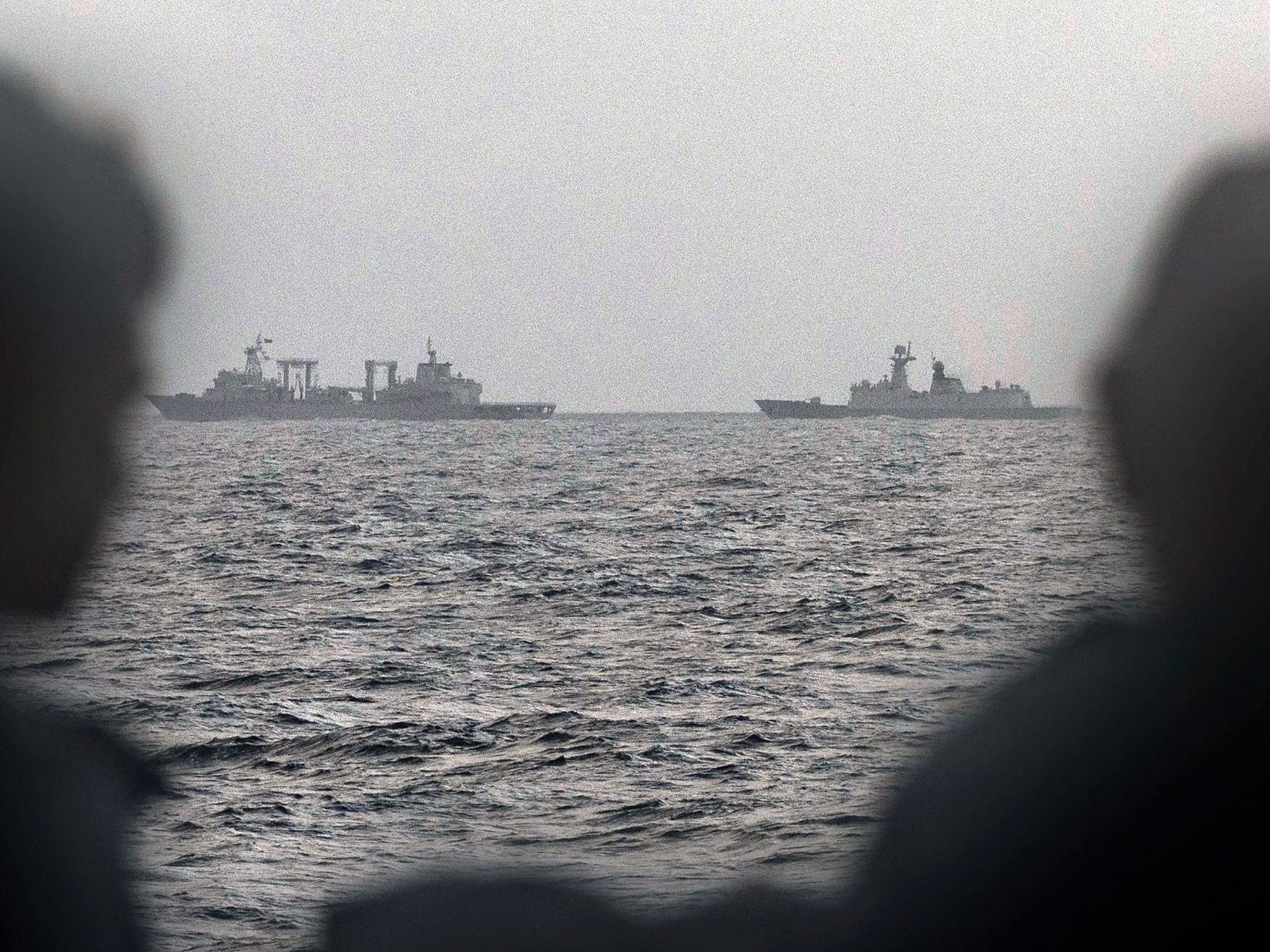 Seeleute auf dem australischen Kriegsschiff HMAS Arunta beobachten die chinesische Marine bei ihren Übungen.