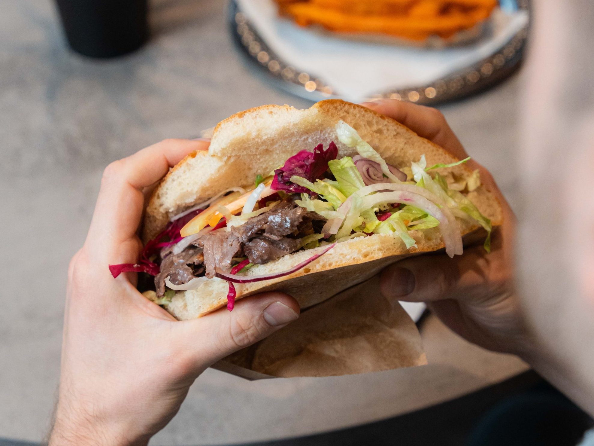 Dönermeister eröffnet eine neue Filiale am Hernalser Gürtel mit einer Gratis-Premium-Döner-Aktion.