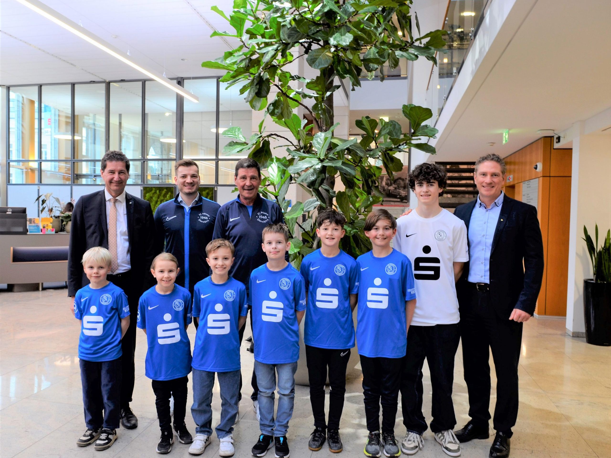 Die Dornbirner Sparkasse unterstützt den SC Admira Dornbirn nach der Brandkatastrophe und sponserte alle neuen Dressen, für den Nachwuchs.