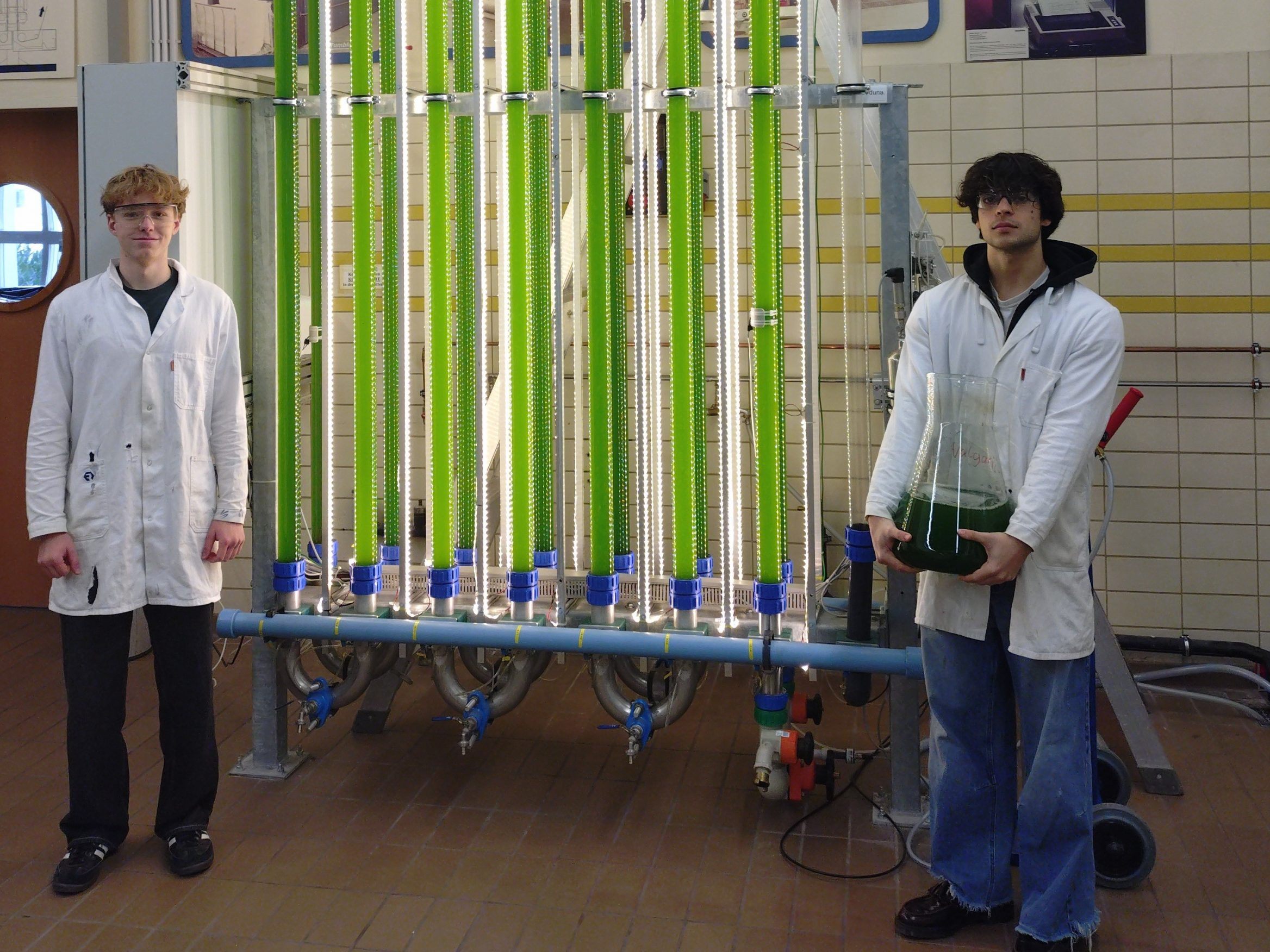 David Sieber und Marko Micic (5aCB, Chemieingeniere) mit dem Photobioreaktor der HTL Dornbirn. David Sieber und Marko Micic (5aCB, Chemieingeniere) mit dem Photobioreaktor der HTL Dornbirn.