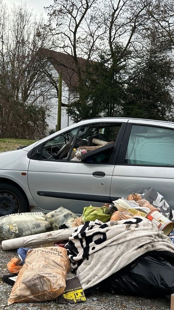 Müll und ein verlassener Pkw beim alten Bahnhof Lustenau – wer ist zuständig?