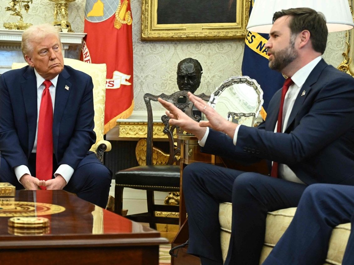 Chuck Schumer (l.), Anführer der Demokraten im US-Senat, fand mehr als deutliche Worte für den Kurs, den die US-Regierung in Bezug auf den Krieg in der Ukraine einschlägt.