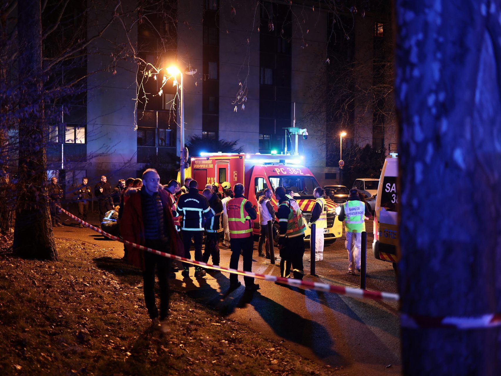 Zahlreiche Rettungskräfte waren in Grenoble im Einsatz. Zahlreiche Rettungskräfte waren in Grenoble im Einsatz.