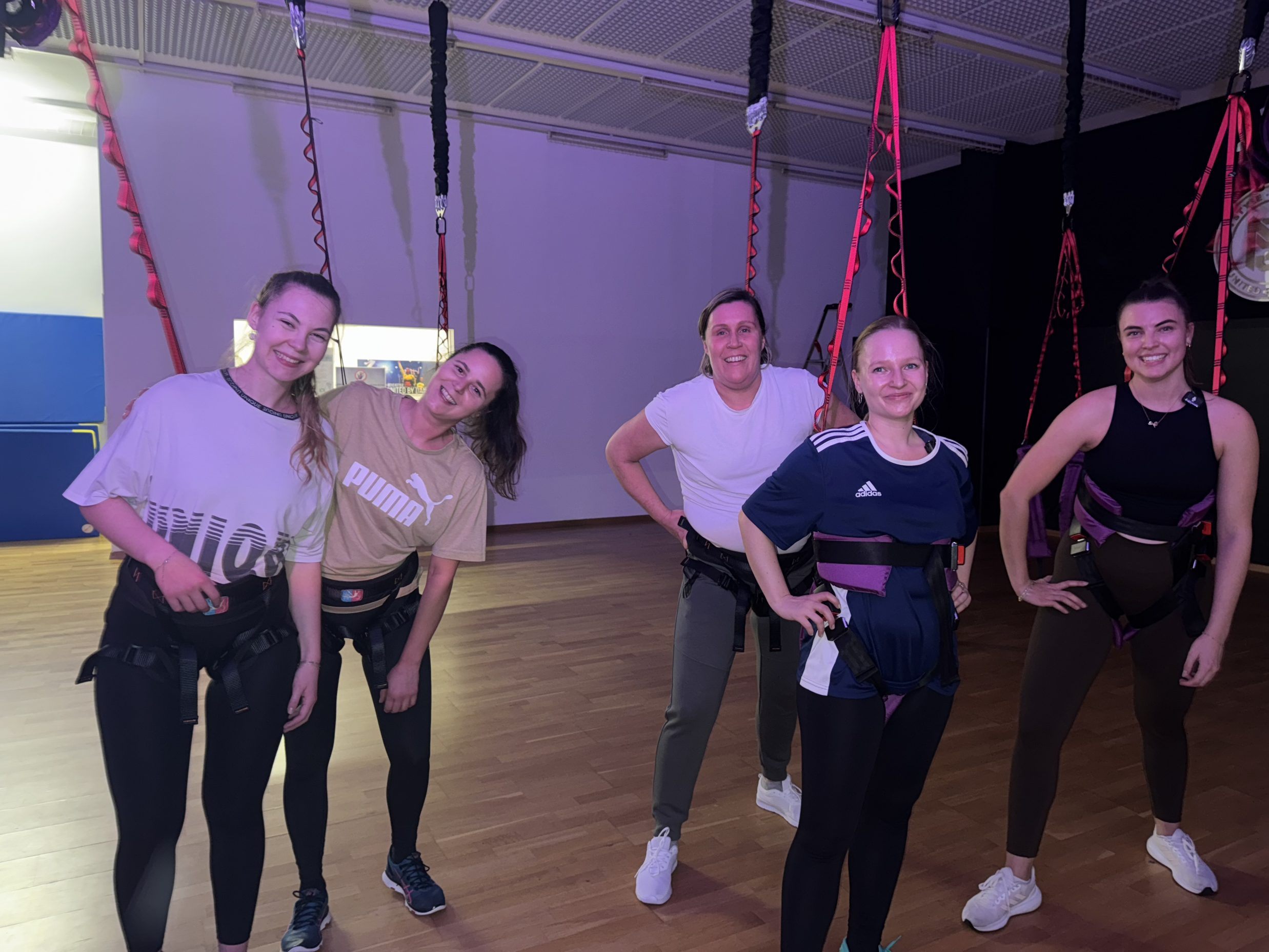 Mit Trainerin Vici (ganz rechts) und drei Teilnehmerinnen hat VOL.AT Bungee Dance ausprobiert. Mit Trainerin Vici (ganz rechts) und drei Teilnehmerinnen hat VOL.AT Bungee Dance ausprobiert.