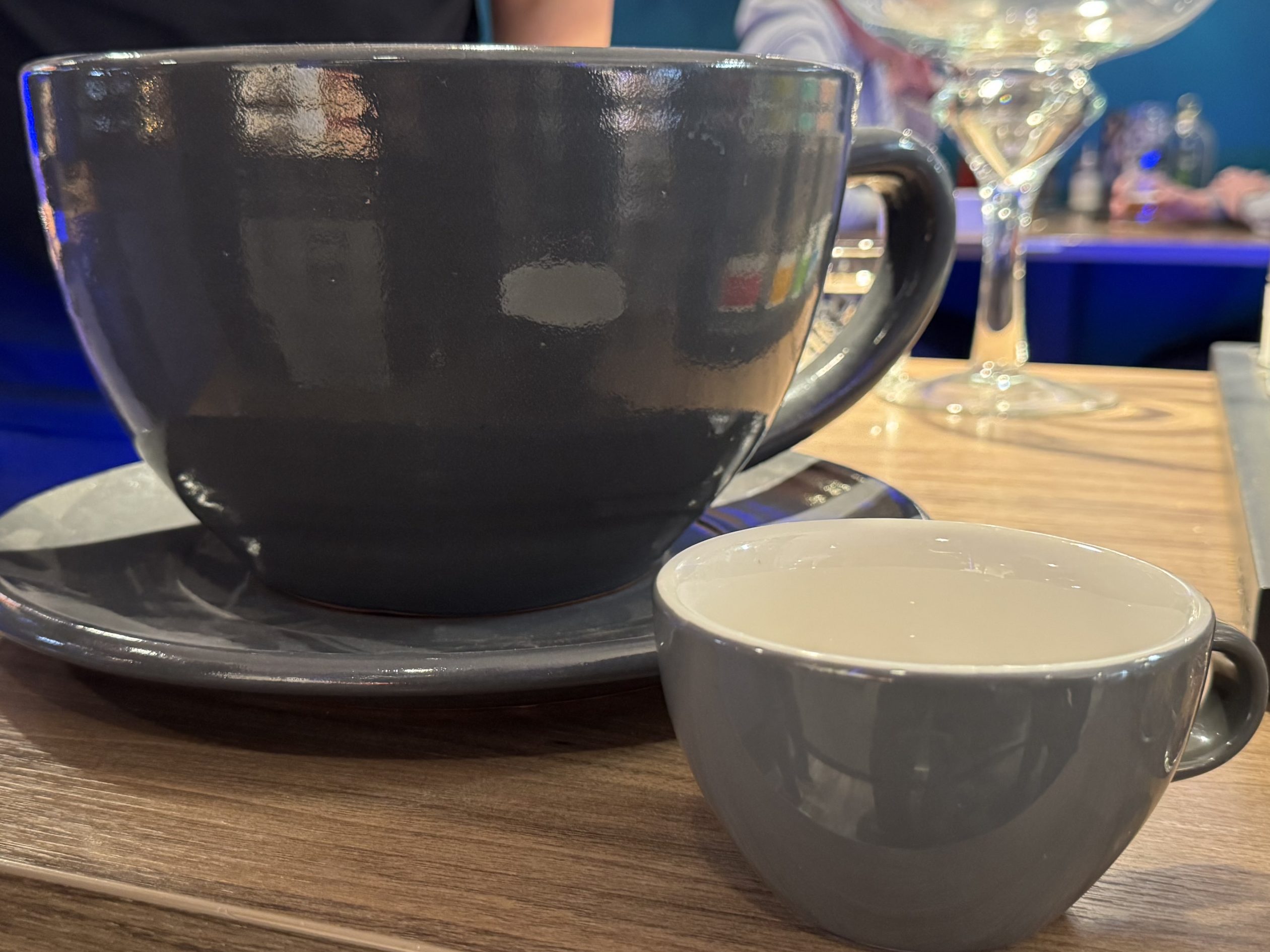XXL-Tasse verglichen mit einem normalen Cappuccino. XXL-Tasse verglichen mit einem normalen Cappuccino.