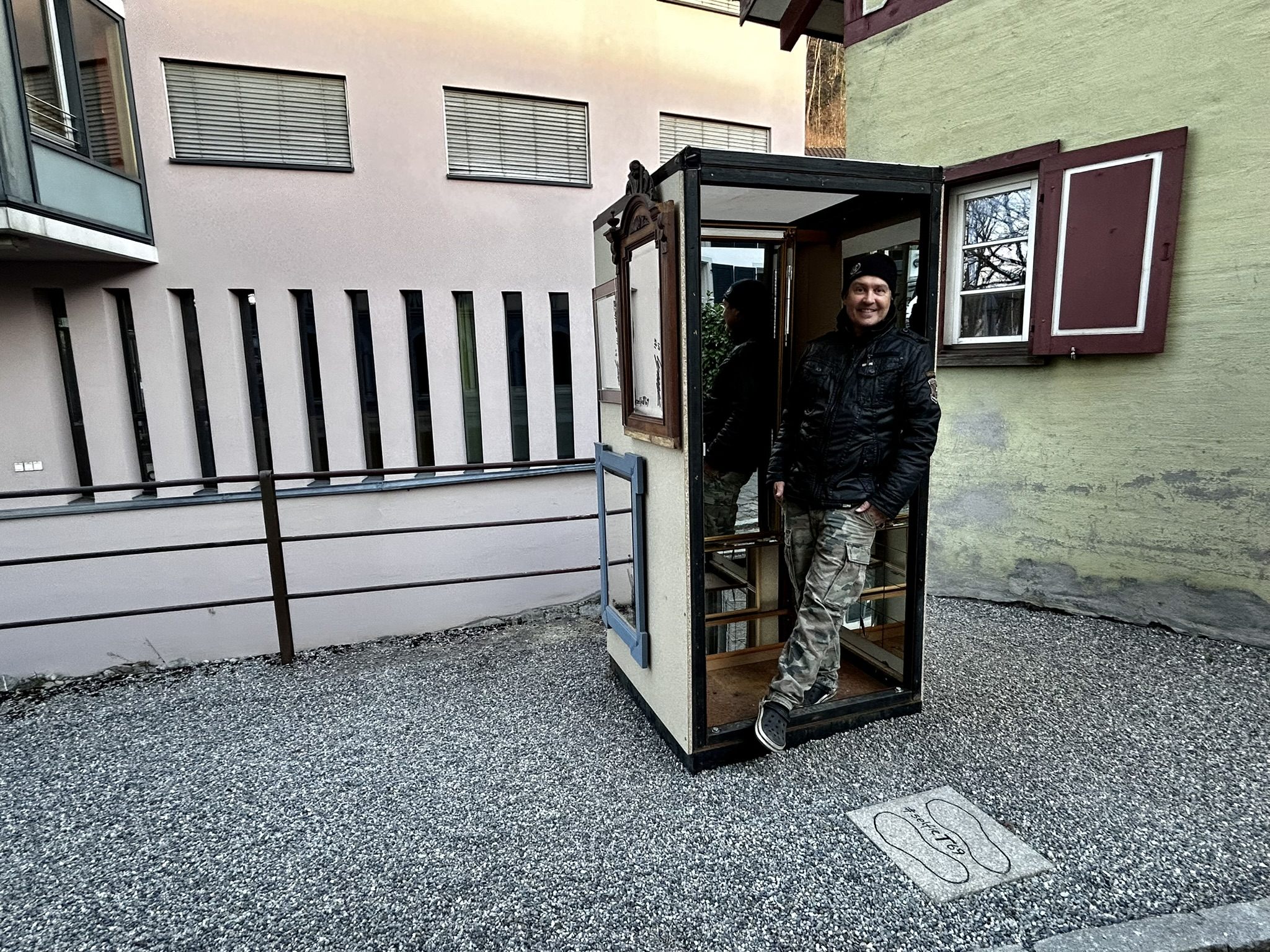 Andreas Ender in seiner Installation. Betreten und Fotografieren ausdrücklich erlaubt. Andreas Ender in seiner Installation. Betreten und Fotografieren ausdrücklich erlaubt.