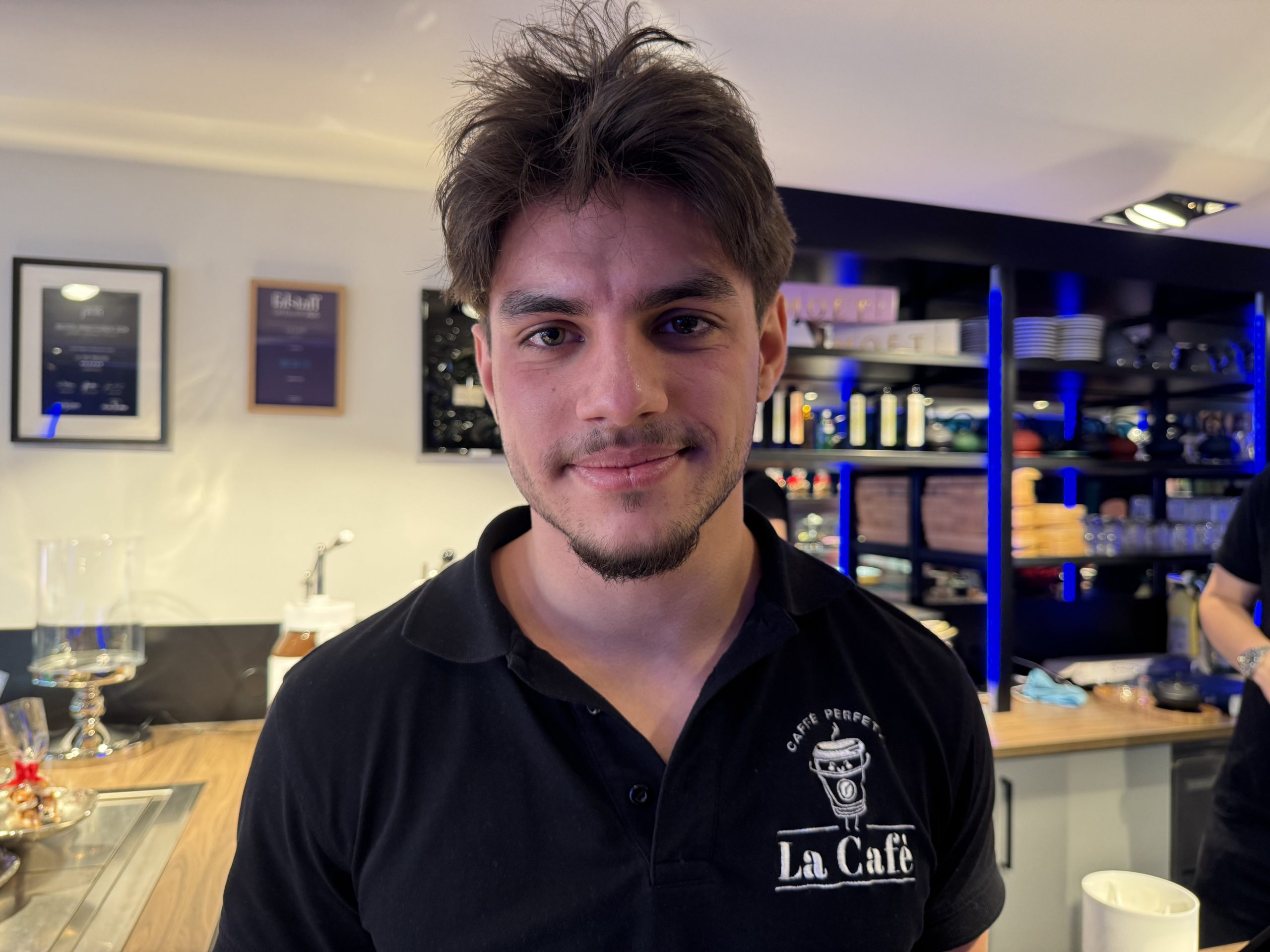Der singende Barista Paco Simic verzaubert die Gäste mit seiner schönen Gesangsstimme. Der singende Barista Paco Simic verzaubert die Gäste mit seiner schönen Gesangsstimme.