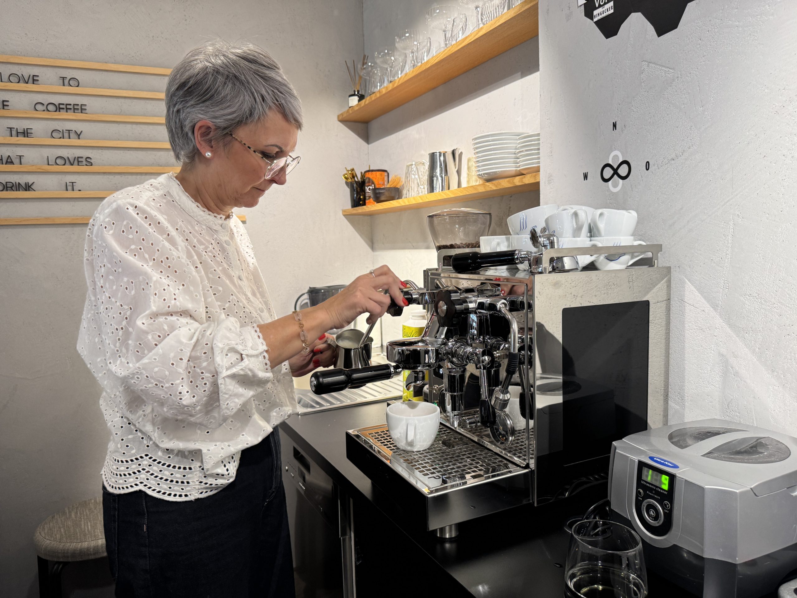 Die Filialleiterin Doris Säly bereitet den Kunden gerne Kaffee zu. Die Filialleiterin Doris Säly bereitet den Kunden gerne Kaffee zu.