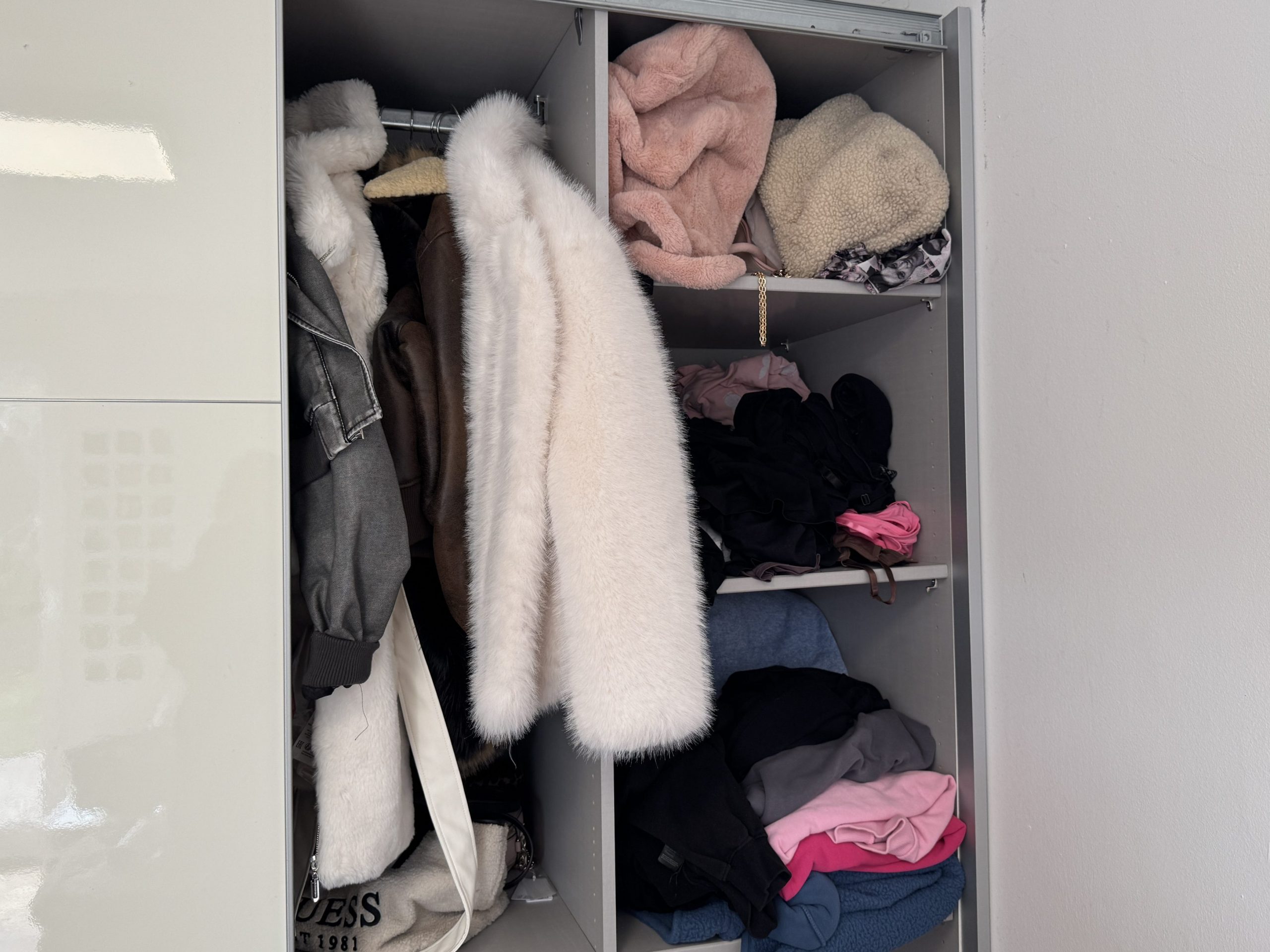Der Kleiderschrank vor Monas Hilfe.