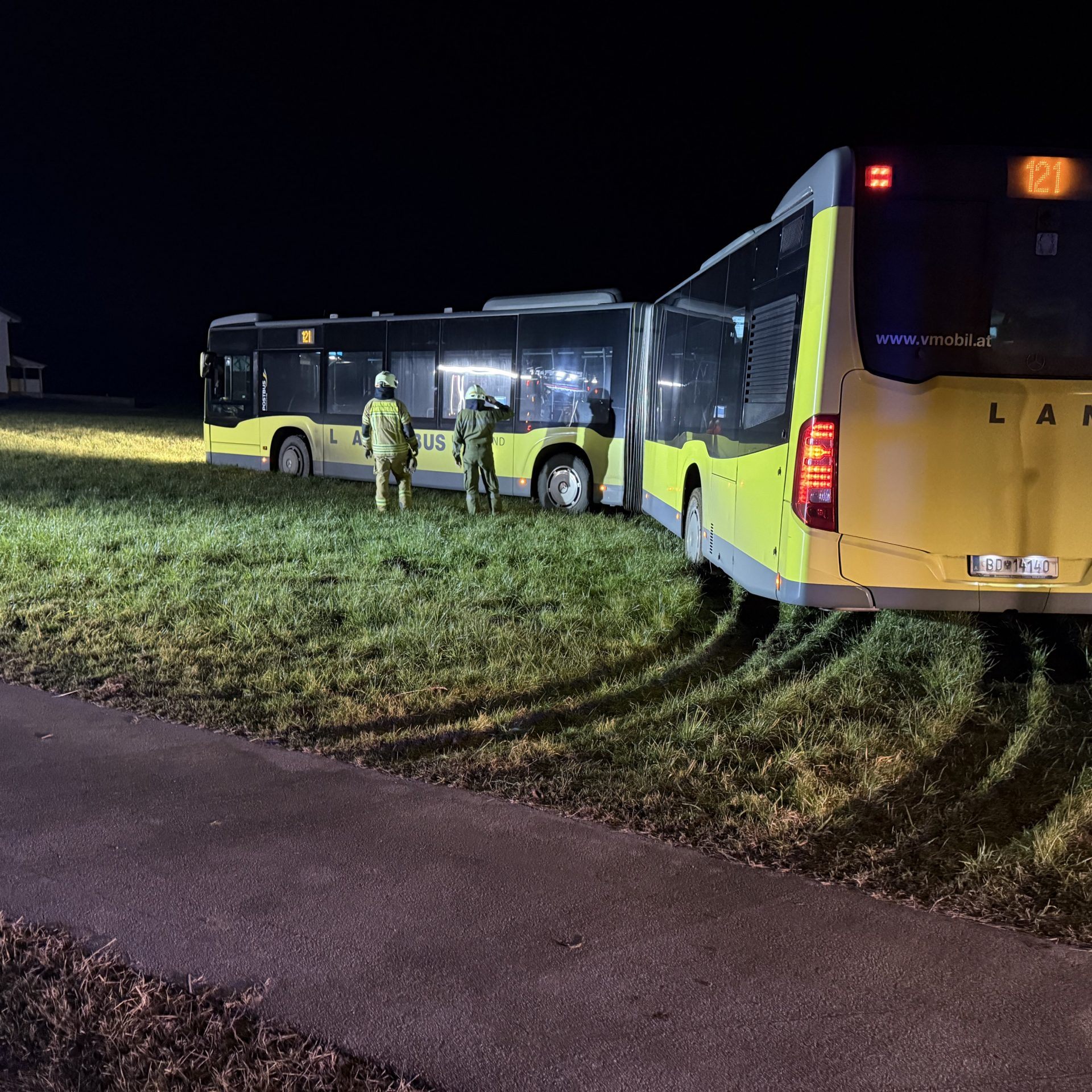 Ein Linienbus landete bei einem Wendemanöver in der Wiese.