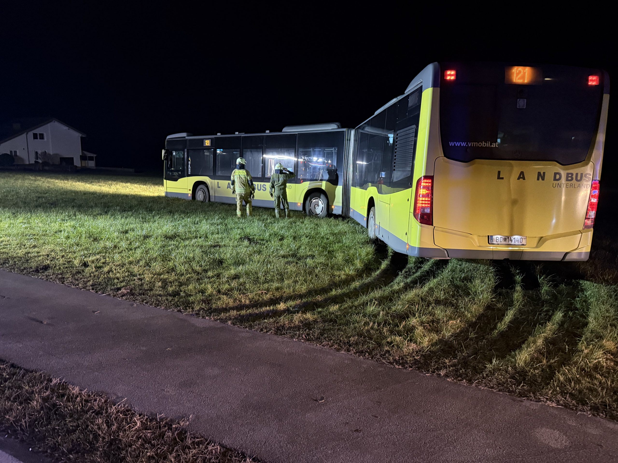 Ein Linienbus landete bei einem Wendemanöver in der Wiese.