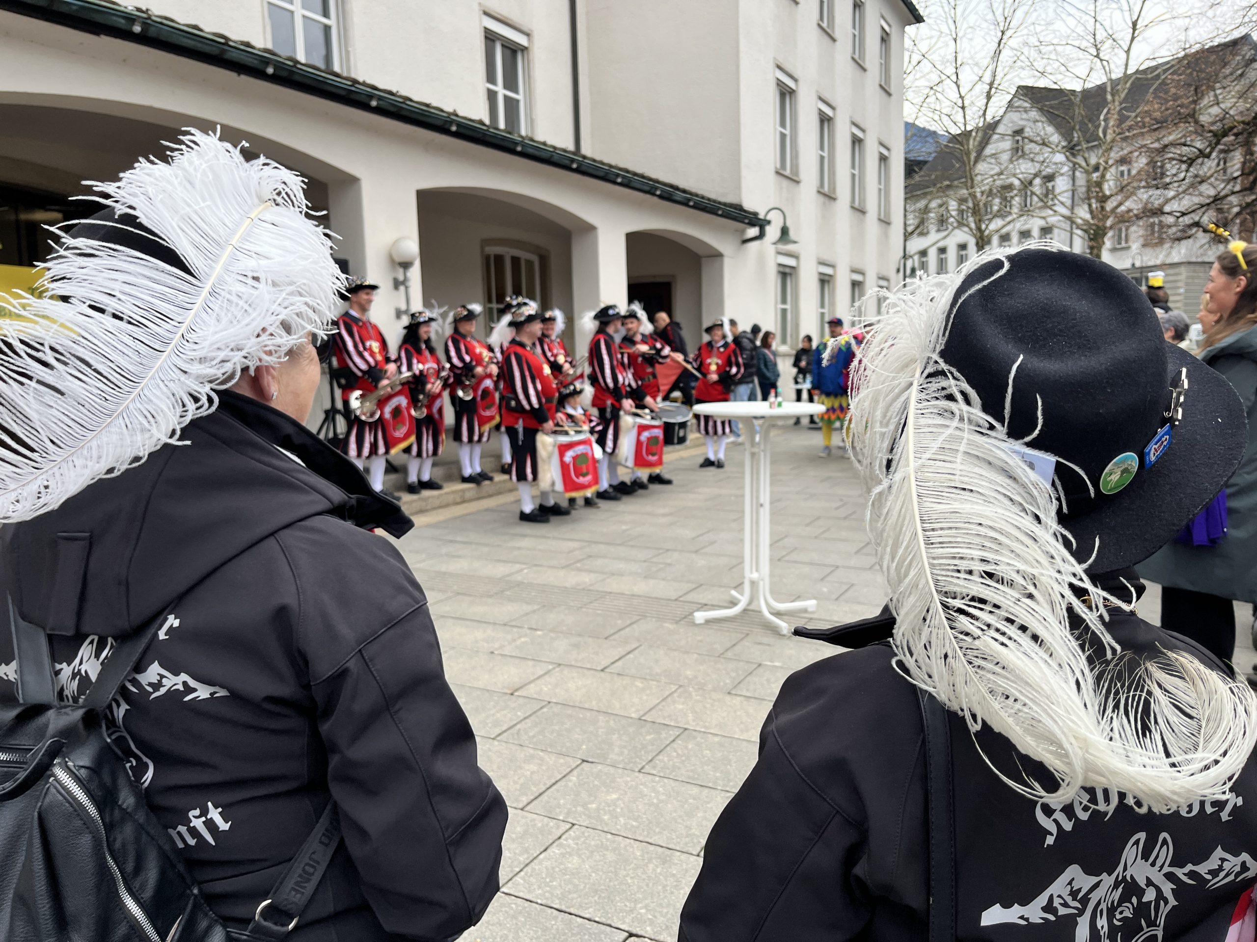 Zahlreiche Mäschgerle fanden den Weg zum Dornbirner Rathaus, um die Stadtratsabsetzung zu feiern.