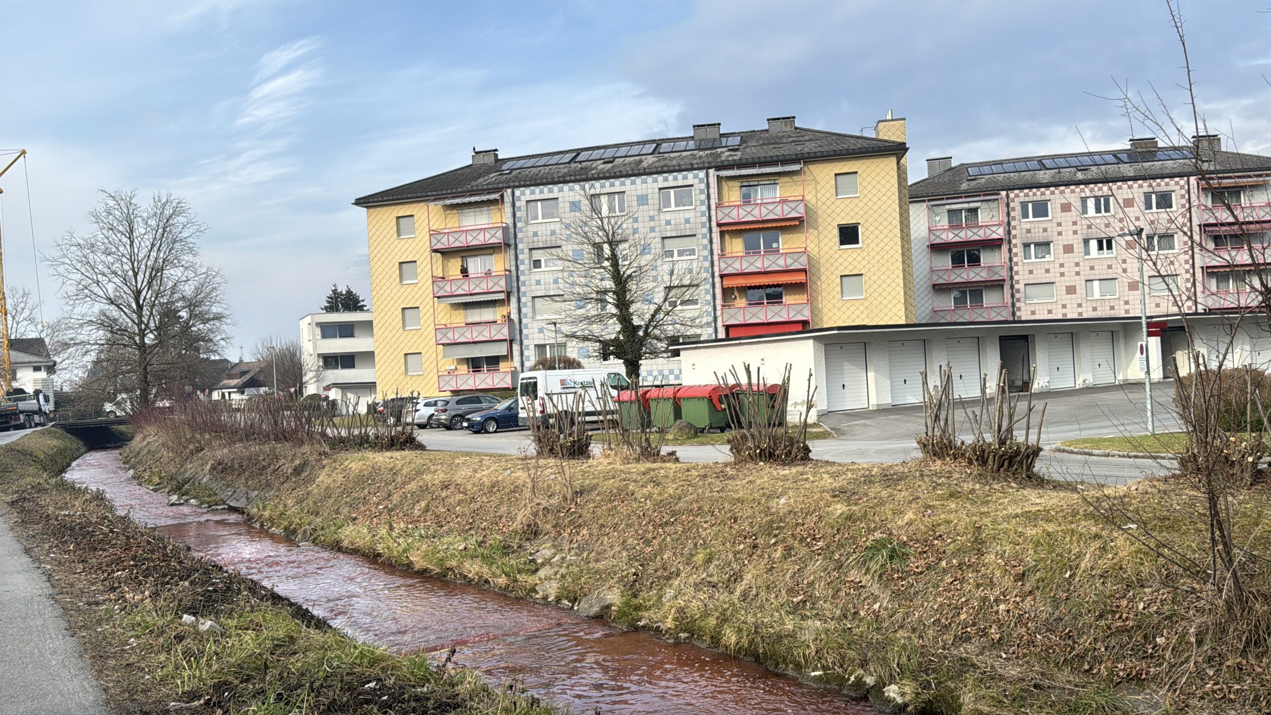 Verfärbter Fischbach