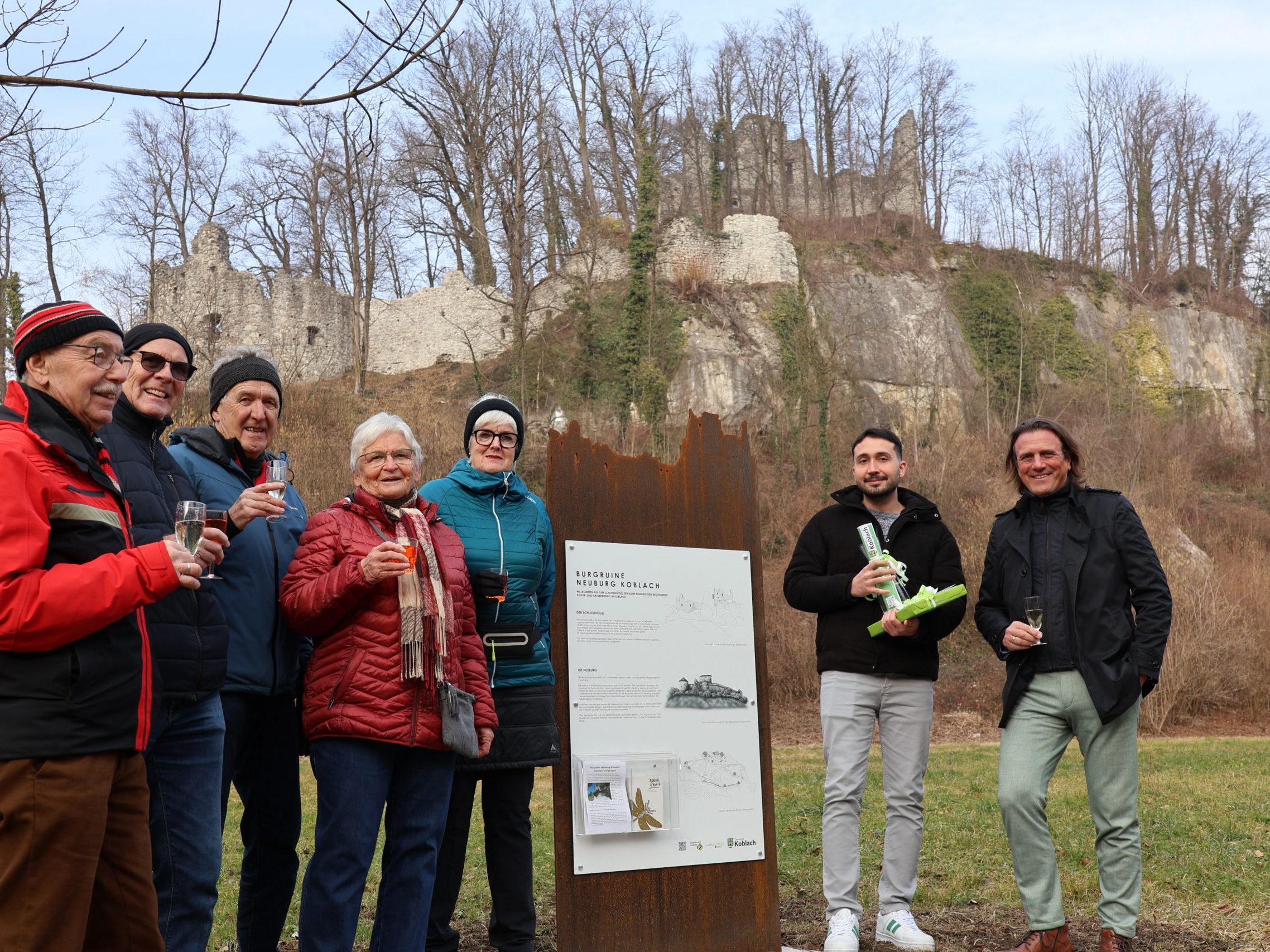 Architekt Altin mit Bgm. Hölzl und Mitgliedern der Initiative Neuburg vor der neuen Tafel Architekt Altin mit Bgm. Hölzl und Mitgliedern der Initiative Neuburg vor der neuen Tafel