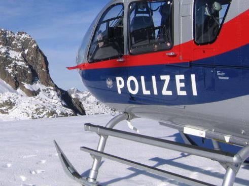 Erschöpfung und falsche Ausrüstung: Wandergruppe in Bergnot. Erschöpfung und falsche Ausrüstung: Wandergruppe in Bergnot.