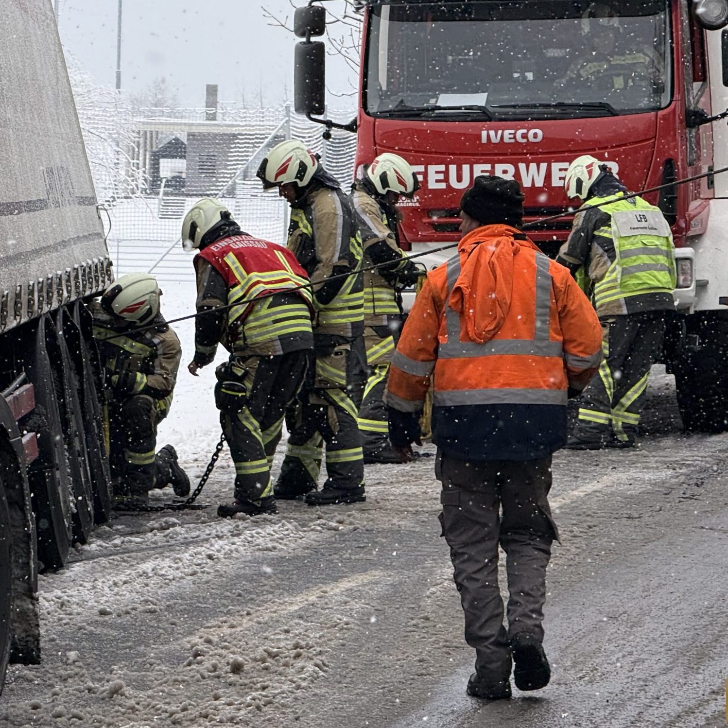 Der Lkw wurde wieder zurück auf die Straße gezogen.