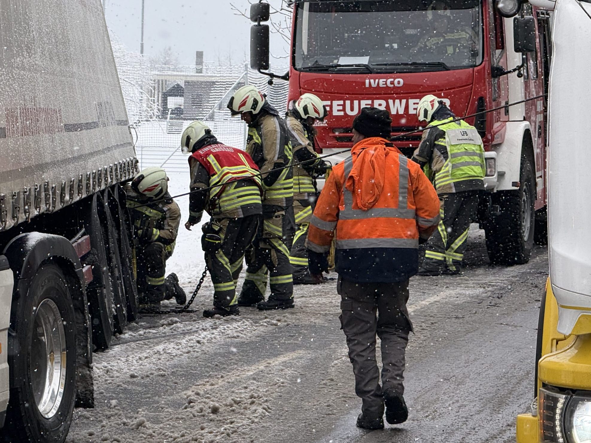 Der Lkw wurde wieder zurück auf die Straße gezogen.