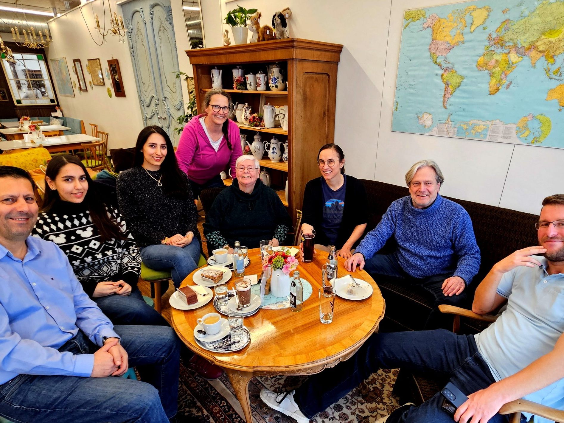 In gemütlicher Runde am „Willkommenstisch“ luden Bürgermeister Frank Matt und Elisabeth Simma als Obfrau des Sozial- und Integrationsausschusses der Gemeinde die neu zugezogenen Bürgerinnen und Bürger zum Gespräch.
