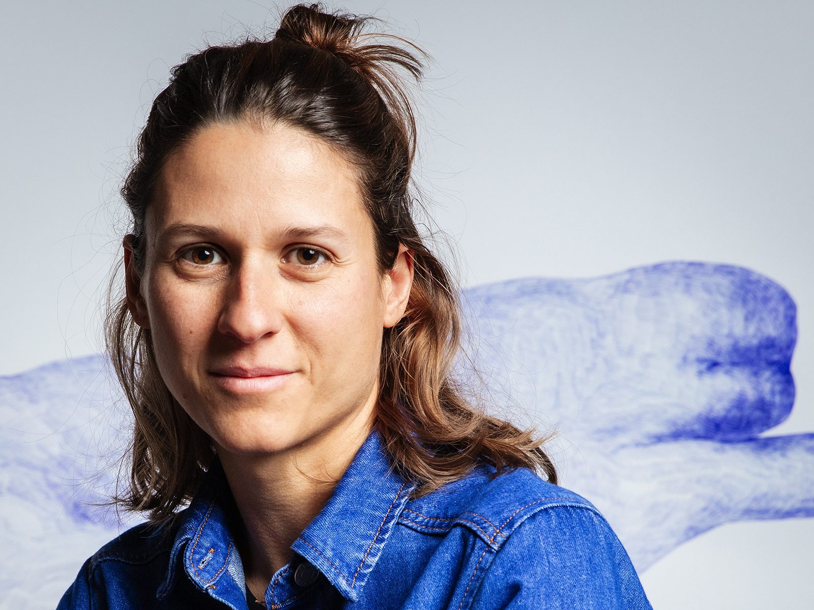 Die Künstlerin Michaela Kessler vor einem ihrer Werke.