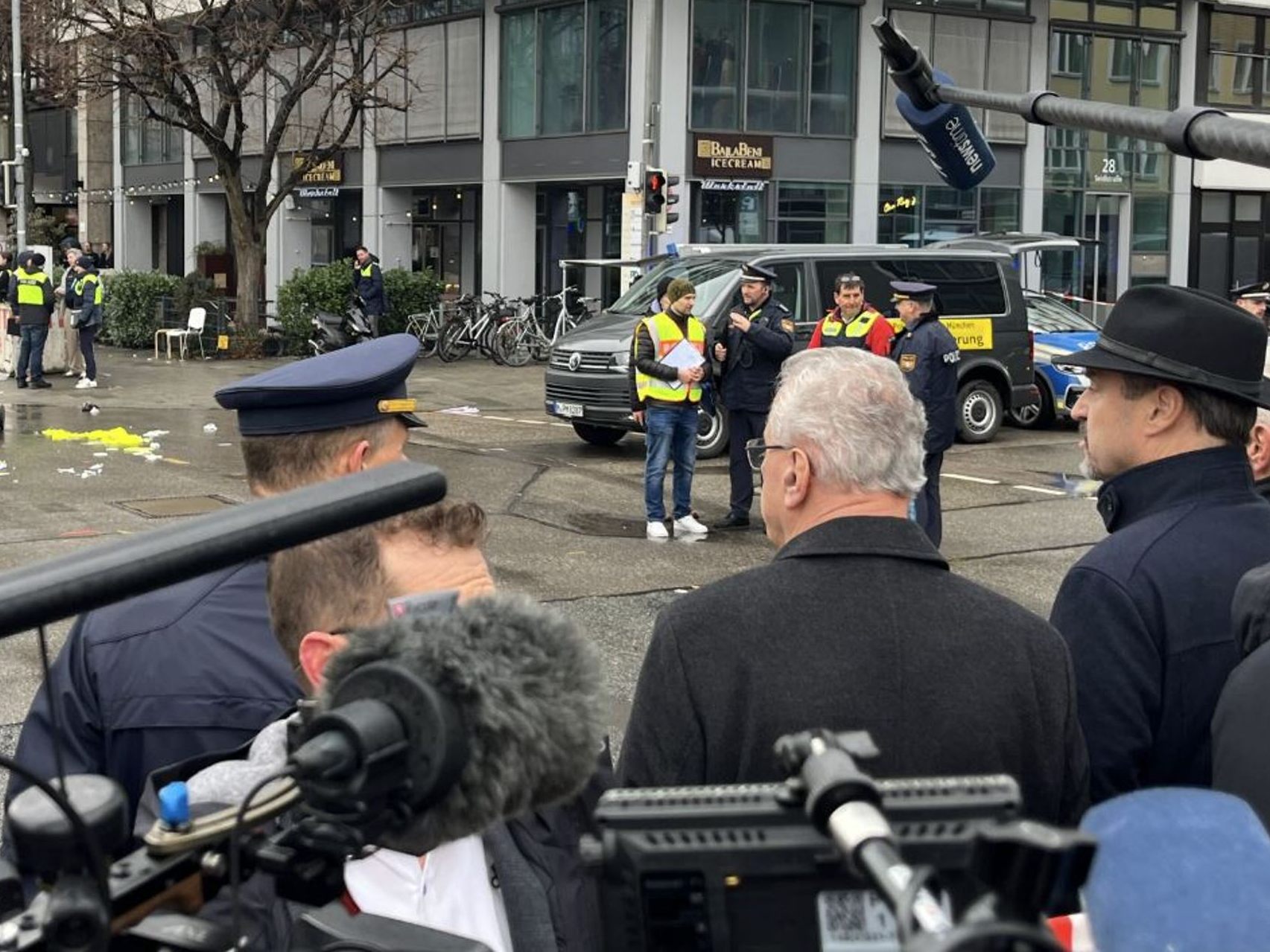 Bayerns Ministerpräsident Markus Söder (CsU) und Innenminister Joachim Herrmann (CSU) am Einsatzort in München.