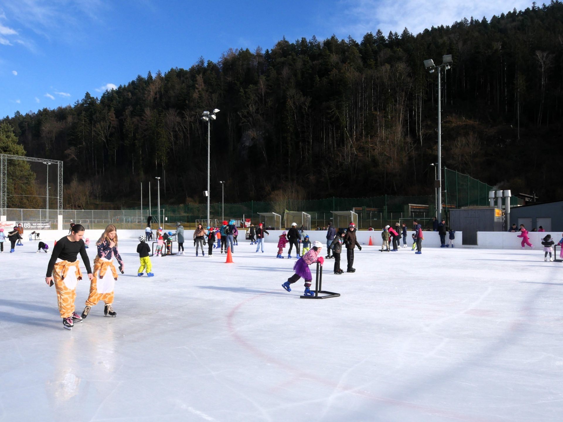 Der Eislaufplatz auf der Gastra erfreute sich heuer besonders großer Beliebtheit - wie etwa hier beim Fasching auf dem Eis. Der Eislaufplatz auf der Gastra erfreute sich heuer besonders großer Beliebtheit - wie etwa hier beim Fasching auf dem Eis.