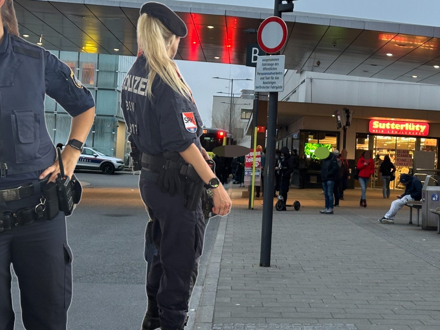 Die Landespolizeidirektion Vorarlberg erläutert die polizeilichen Maßnahmen in der Waffenverbotszone am Bahnhof Dornbirn. (Symbolbild) Die Landespolizeidirektion Vorarlberg erläutert die polizeilichen Maßnahmen in der Waffenverbotszone am Bahnhof Dornbirn. (Symbolbild)