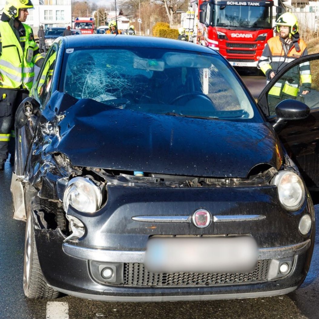 Der beschädigte Fiat 500 am Unfallort in Schlins.
