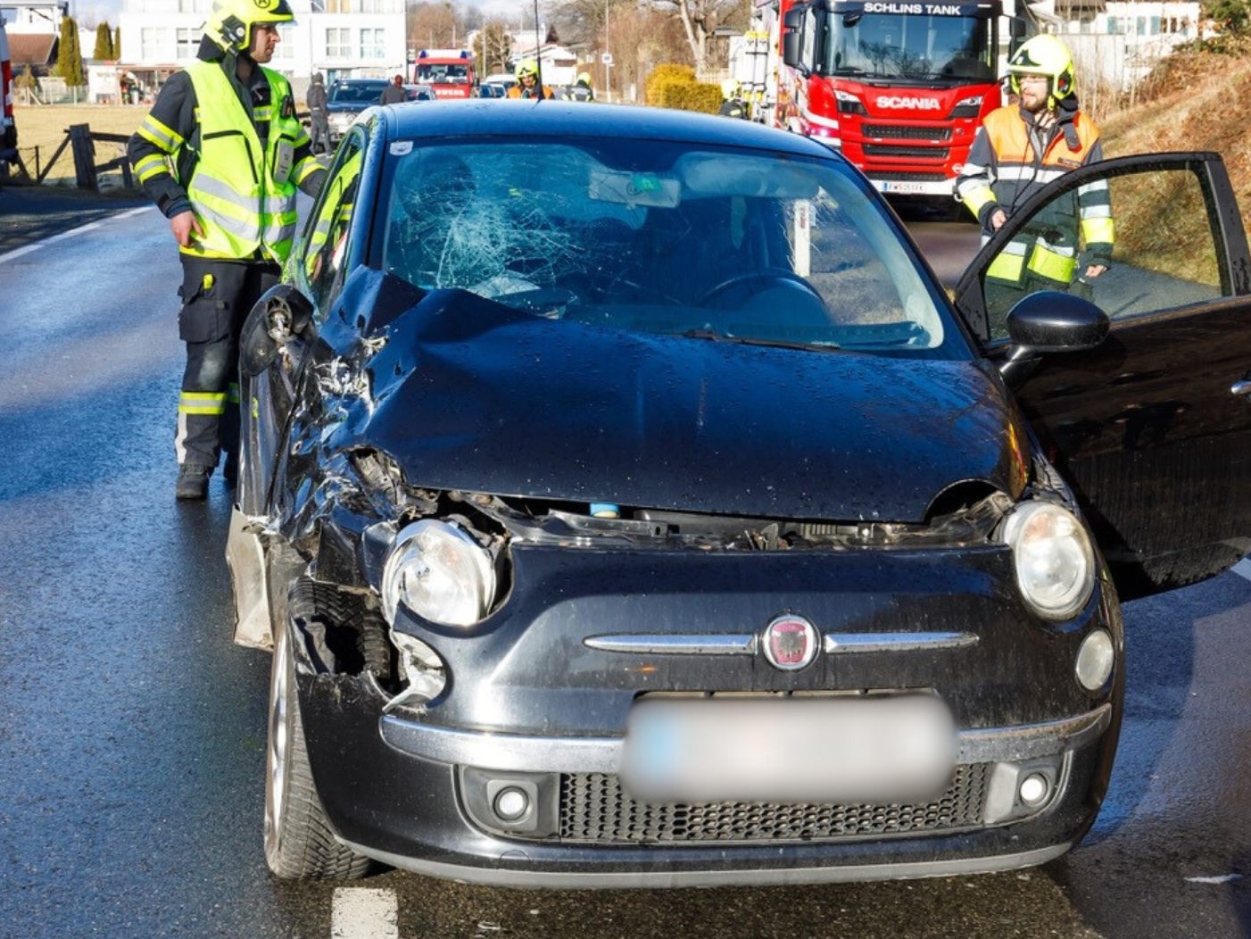 Der beschädigte Fiat 500 am Unfallort in Schlins. Der beschädigte Fiat 500 am Unfallort in Schlins.