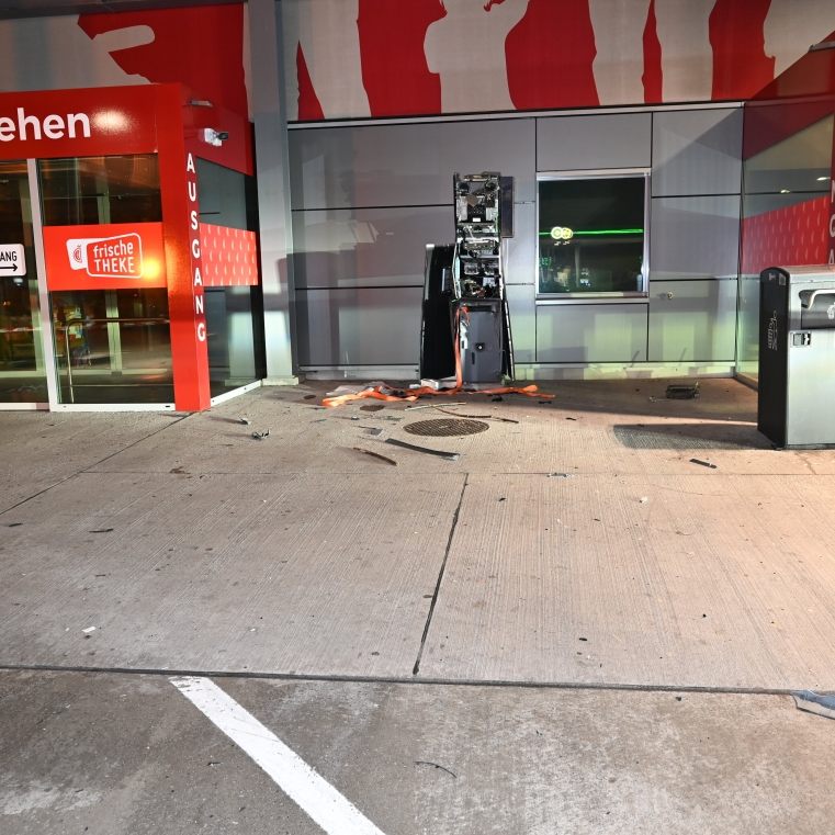 Bankomat bei Raststätte gesprengt.