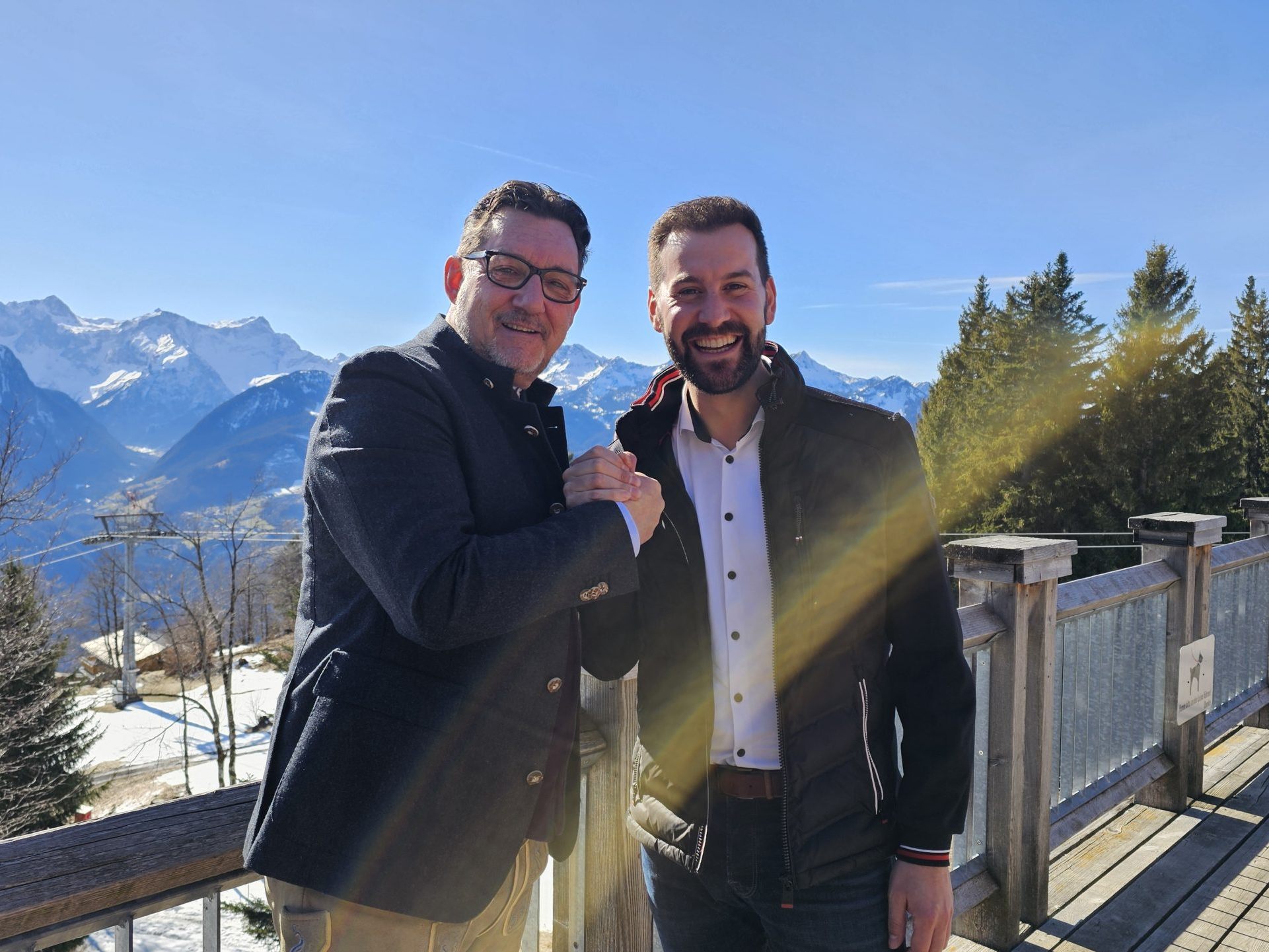 Der amtierende Bürgermeister Simon Tschann (re) ist zu Gast in der Fernsehgondel vom Muttersberg bei "Gondoliere" Andreas Seeburger (li)