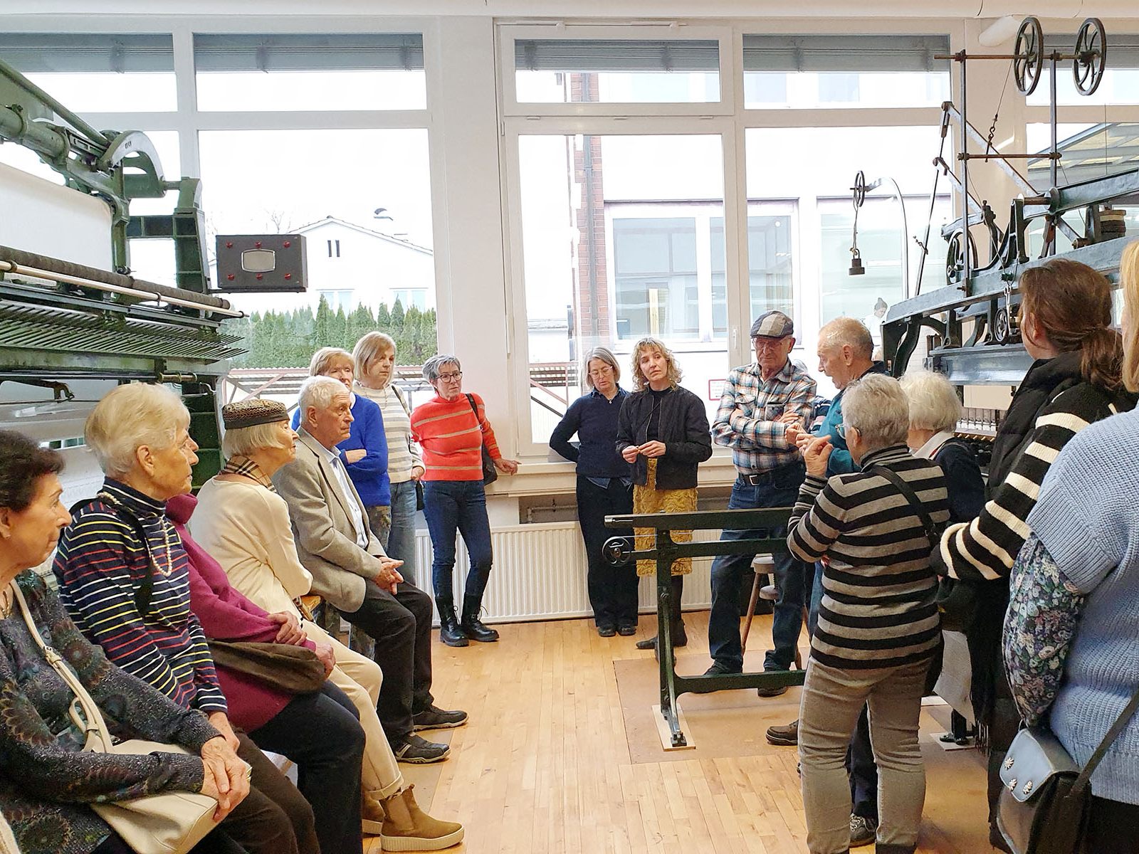 Sticker Manfred Scheffknecht erklärte den Besuchern die Funktion der Stickereimaschinen.