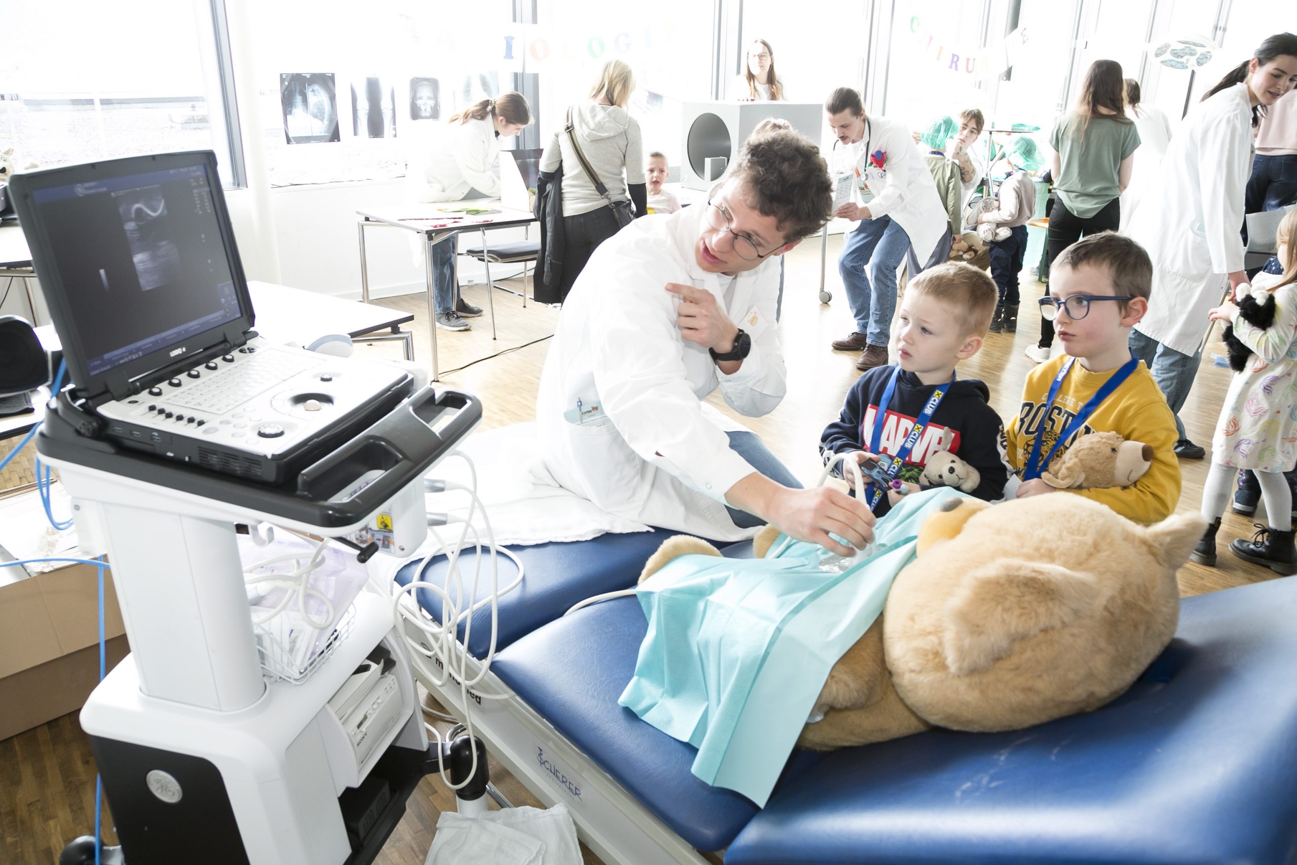 Feldkirch am 24.2.2024 LKH Landeskrankenhaus Teddybaeren Spital, Untersuchung, Kinder, Zahnarzt, Chirurgie, Gips, Stetoskop Feldkirch am 24.2.2024 LKH Landeskrankenhaus Teddybaeren Spital, Untersuchung, Kinder, Zahnarzt, Chirurgie, Gips, Stetoskop