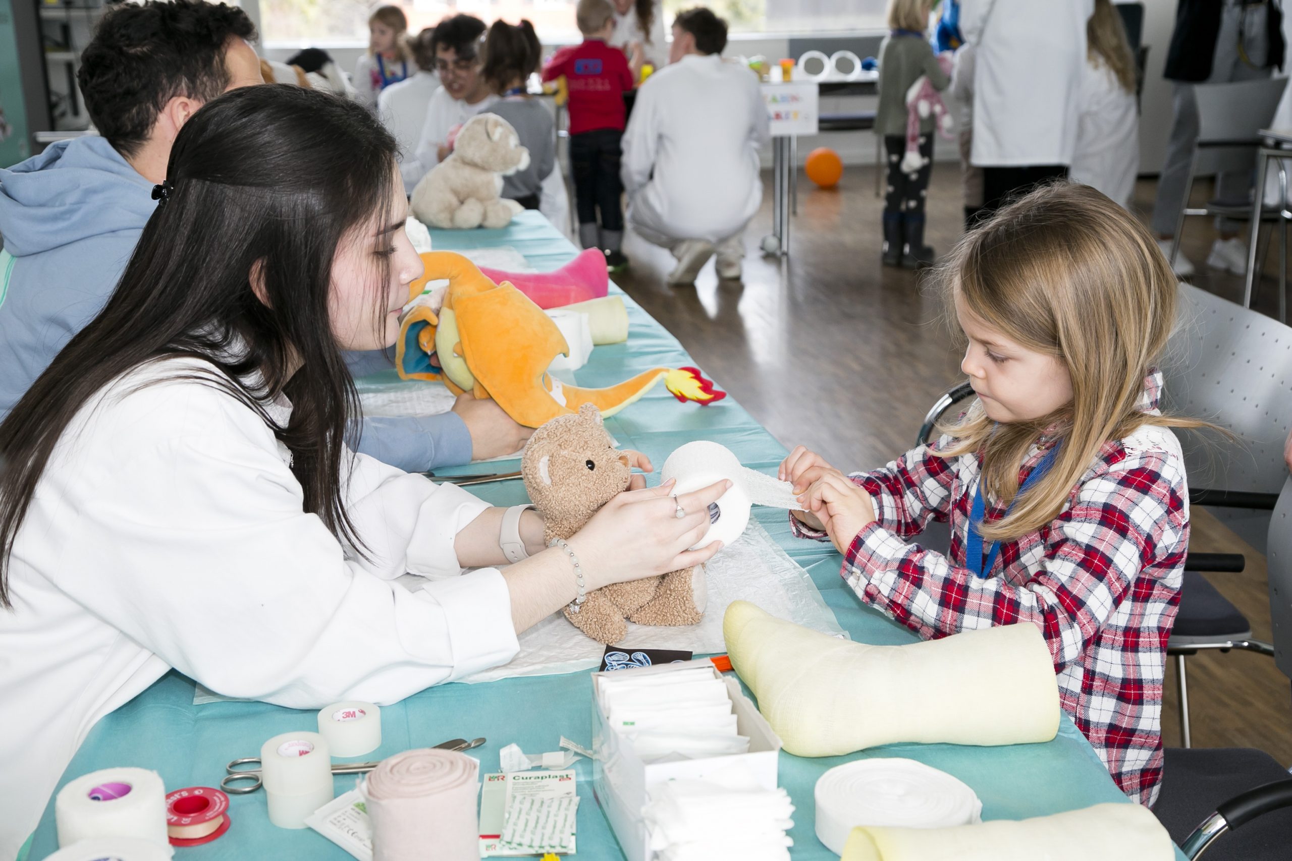 Feldkirch am 24.2.2024 LKH Landeskrankenhaus Teddybaeren Spital, Untersuchung, Kinder, Zahnarzt, Chirurgie, Gips, Stetoskop Feldkirch am 24.2.2024 LKH Landeskrankenhaus Teddybaeren Spital, Untersuchung, Kinder, Zahnarzt, Chirurgie, Gips, Stetoskop