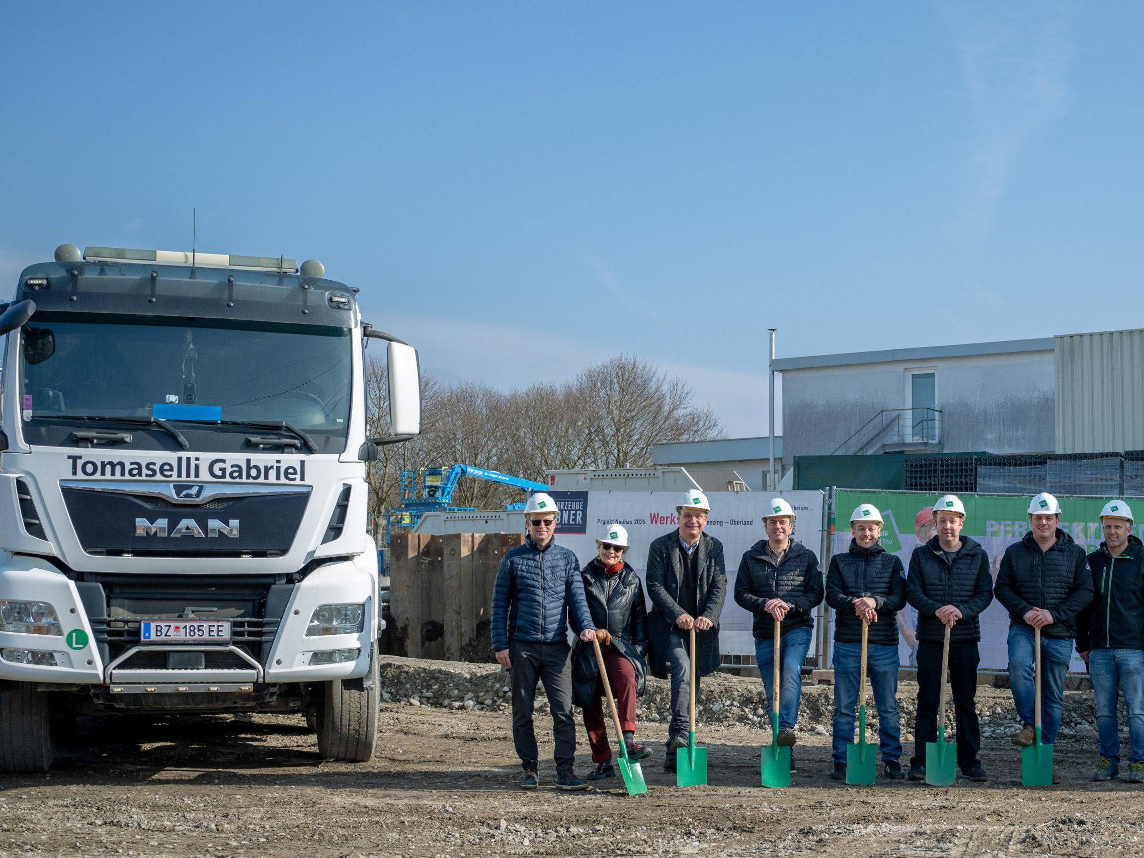 Spatenstich für die neue Werkstatt von Nutzfahrzeuge Haubner in Nenzing. Spatenstich für die neue Werkstatt von Nutzfahrzeuge Haubner in Nenzing.