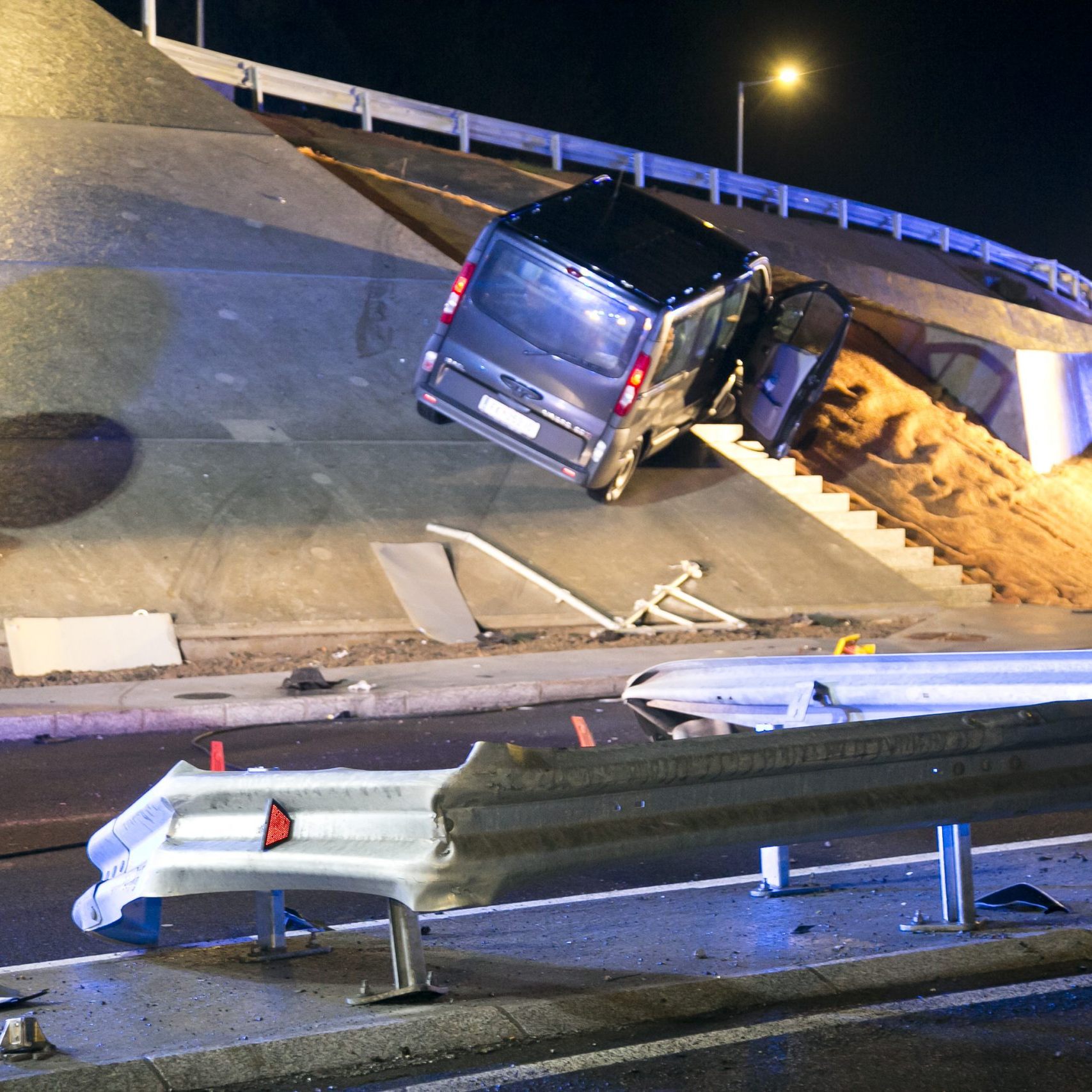 Der Unfallwagen durchbrach zwei Leitschienen.