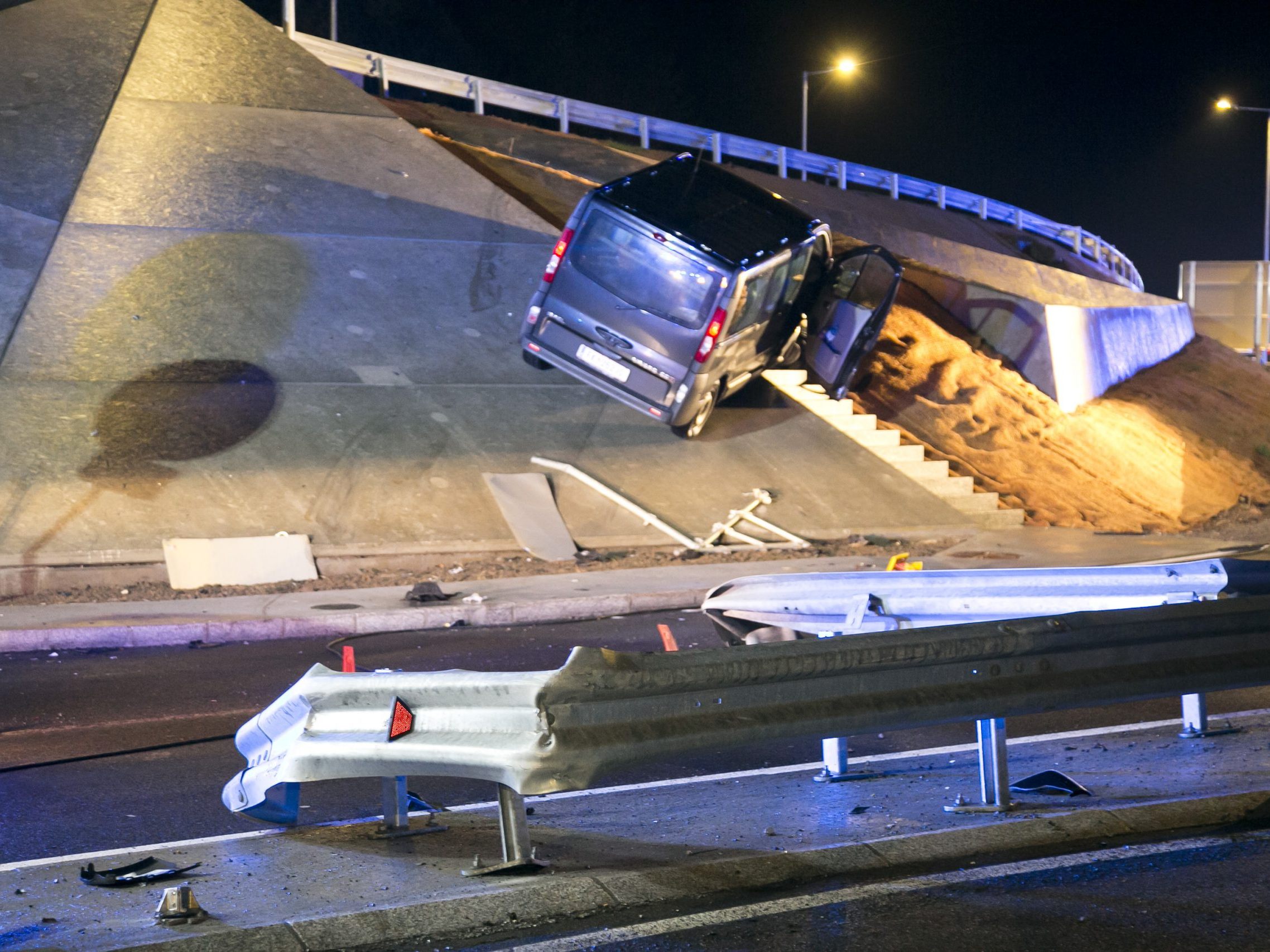 Der Unfallwagen durchbrach zwei Leitschienen.