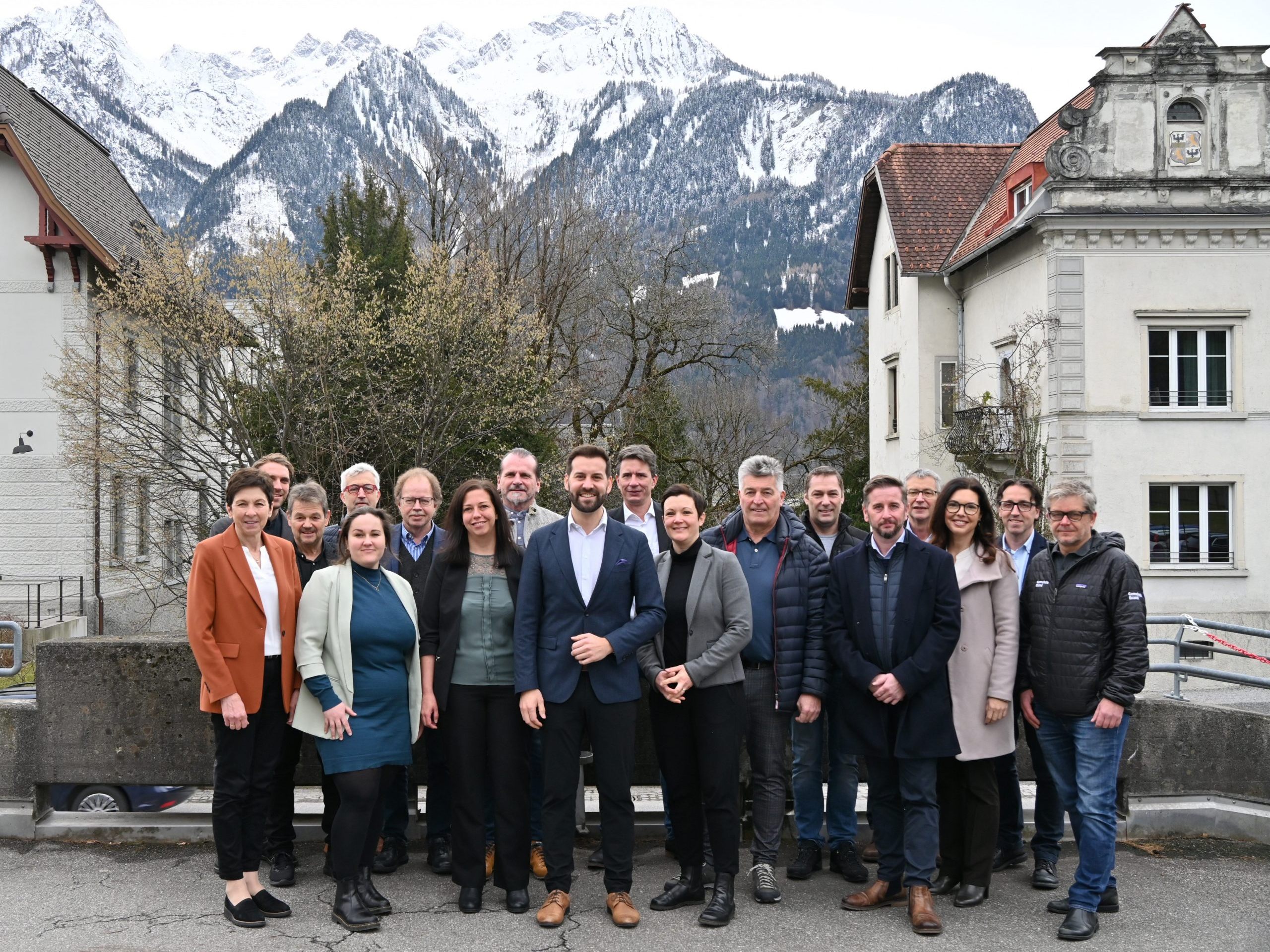 Vertragsunterzeichnung Gruppenbild. Vertragsunterzeichnung Gruppenbild.