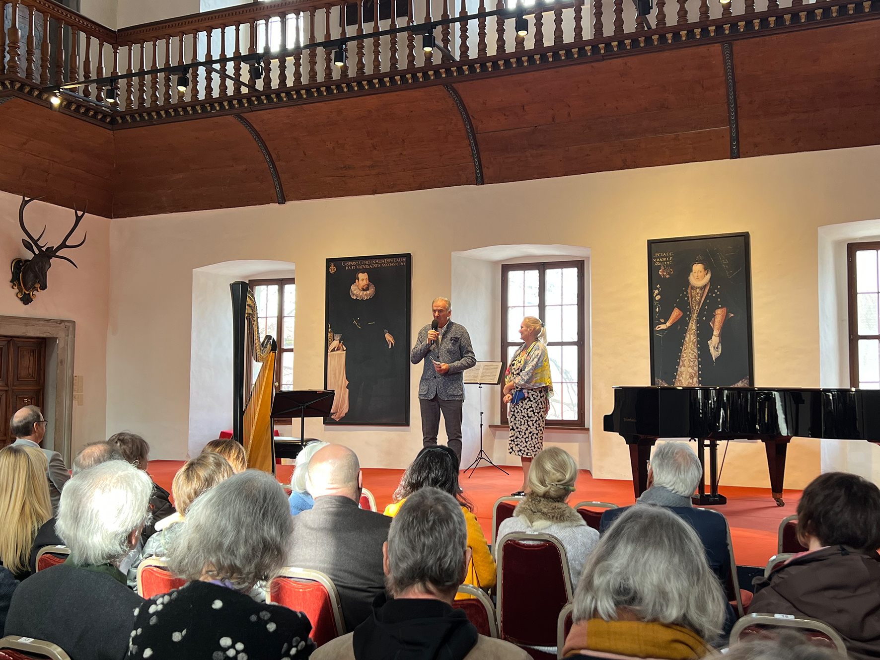 Intendant Irakli Gogibedaschwilie mit Ulrike Neubacher.