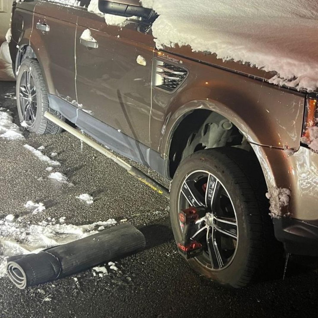 Bei Ömers Auto wurden alle vier Reifen aufgestochen.