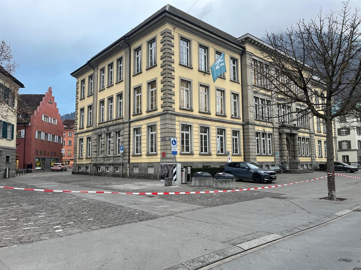 Die Polizei sperrte das Gebiet weiträumig ab. Die Polizei sperrte das Gebiet weiträumig ab.