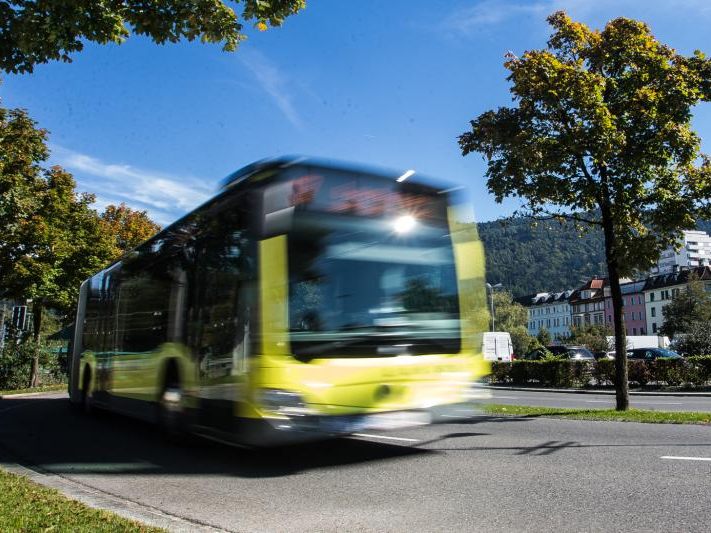 Ein unbekannter Mann stürzte im Bus.
