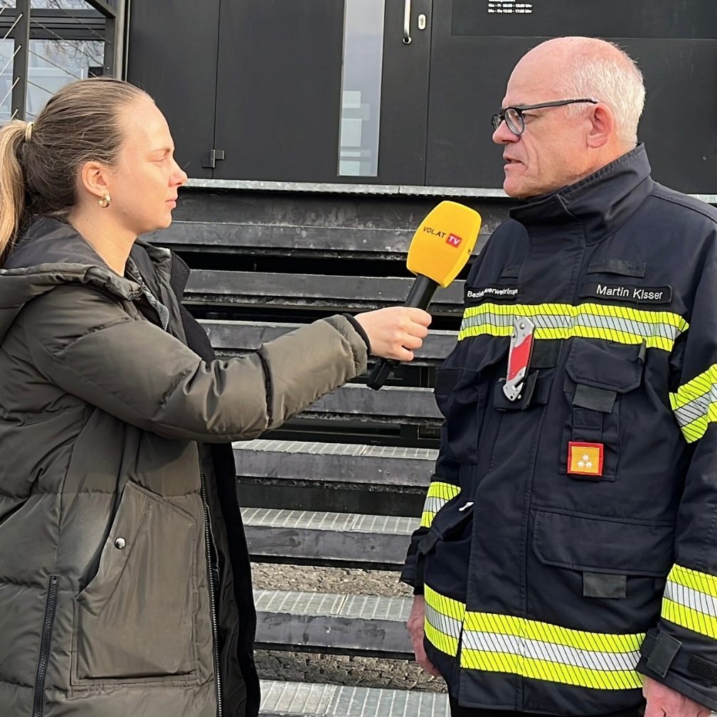 VOL.AT-Reporterin Laura Schwärzler im Gespräch mit Bezirksfeuerwehrinspektor Martin Kisser.