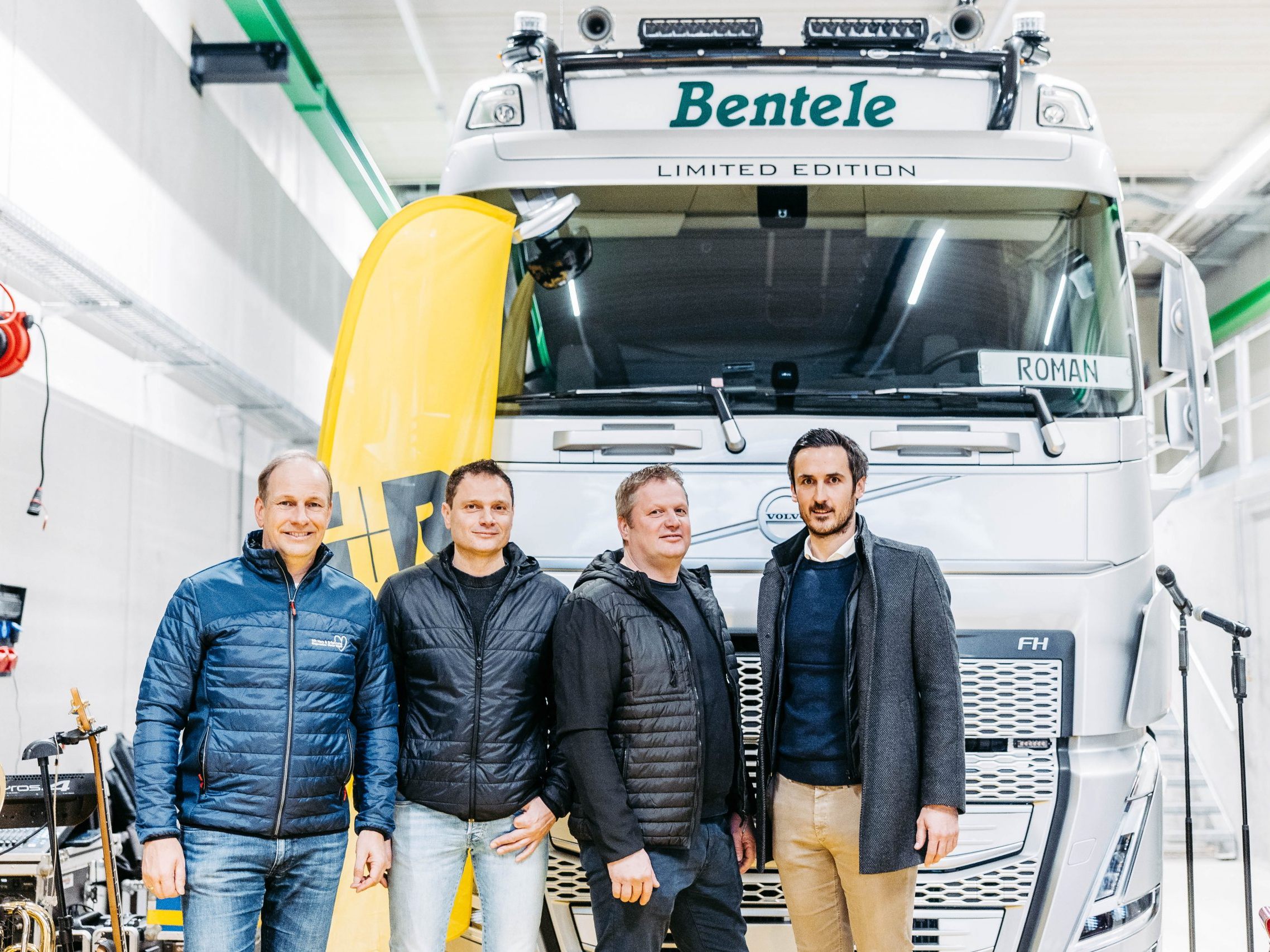 Bürgermeister, Bauherren und Generalübernehmer beim Handwerkerfest. Bürgermeister, Bauherren und Generalübernehmer beim Handwerkerfest.