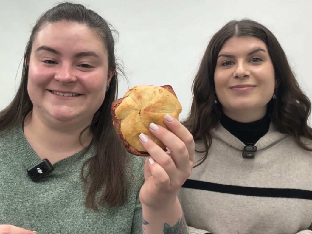 Lisa und Valentina haben den Konfetti-Leberkäse getestet.
