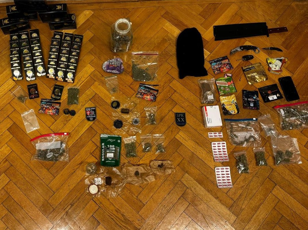 Drogen, Messer und mutmaßliches Diebesgut wurden sichergestellt. Drogen, Messer und mutmaßliches Diebesgut wurden sichergestellt.
