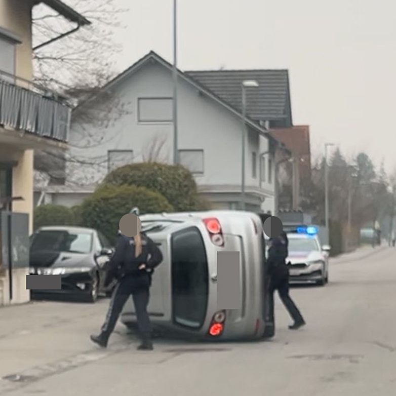 Ein Pkw landete Montagfrüh auf der Seite.