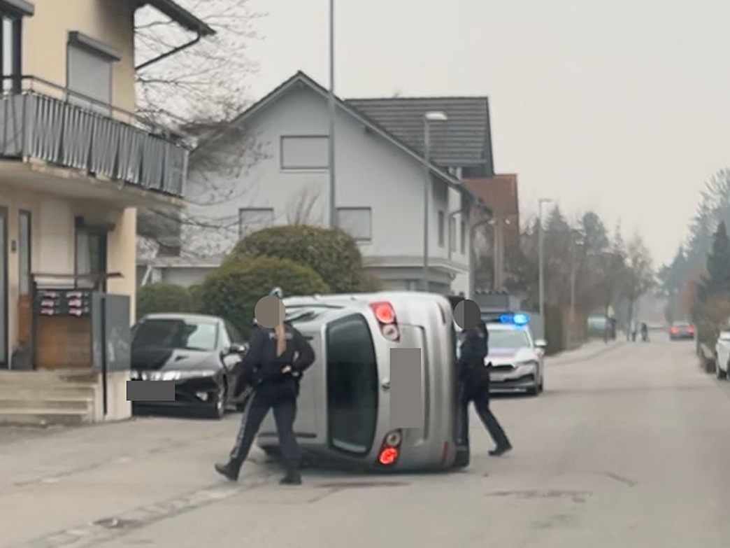 Ein Pkw landete Montagfrüh auf der Seite. Ein Pkw landete Montagfrüh auf der Seite.