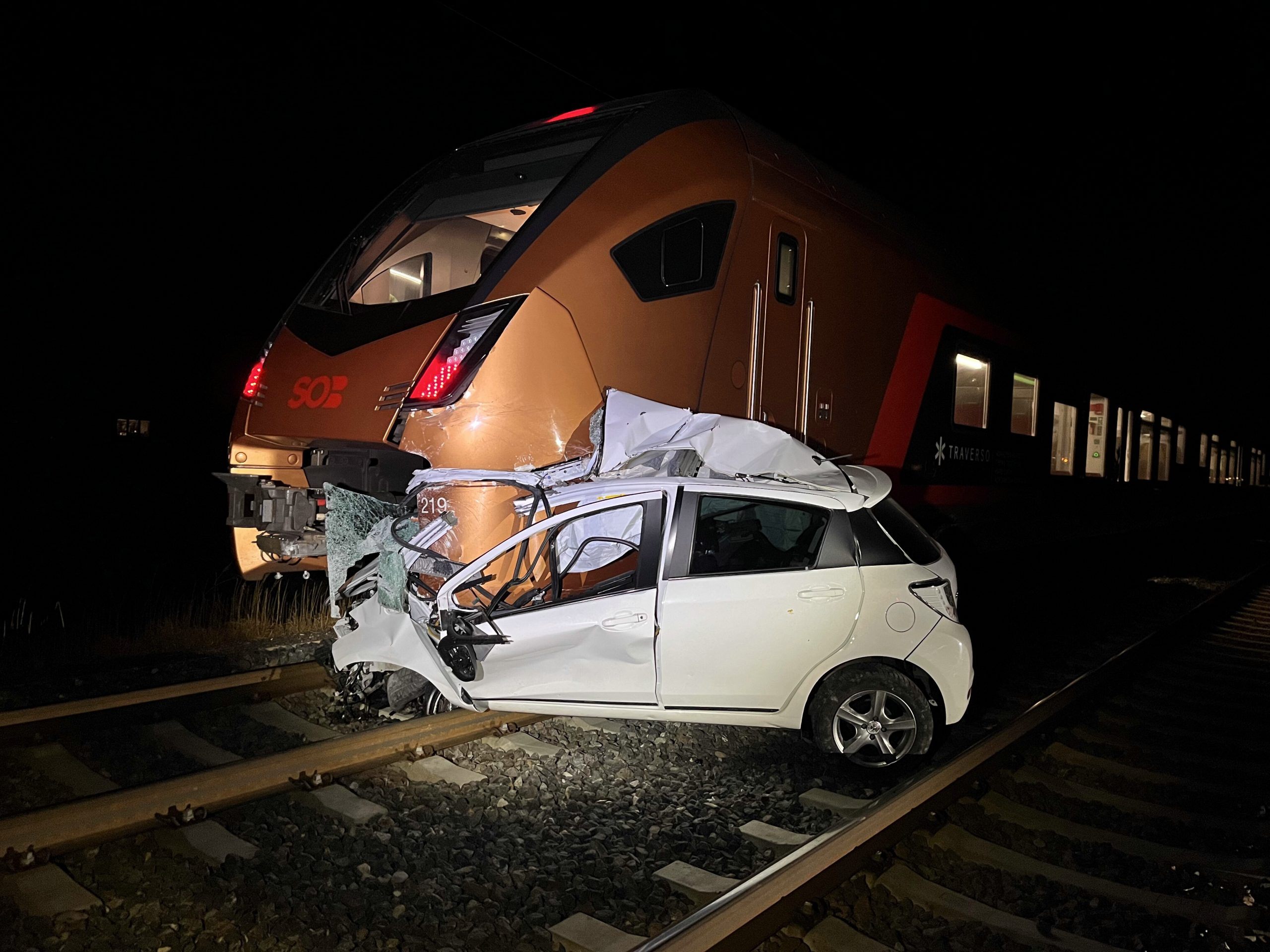 Zug erfasst Auto auf Bahnübergang.