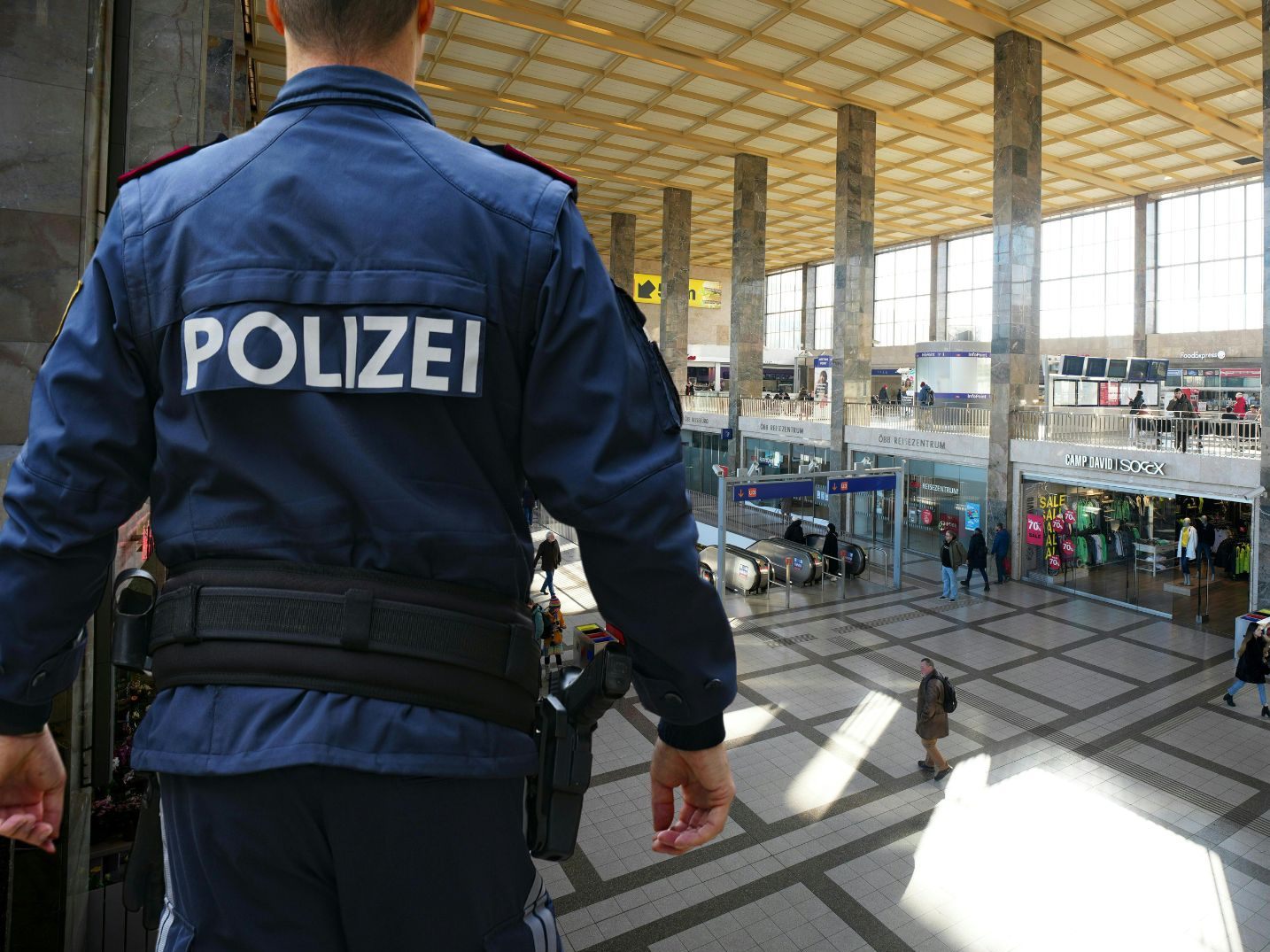 Messer und IS-Material sichergestellt - Zahlreiches Material bei Hausdurchsuchung sichergestellt Messer und IS-Material sichergestellt - Zahlreiches Material bei Hausdurchsuchung sichergestellt